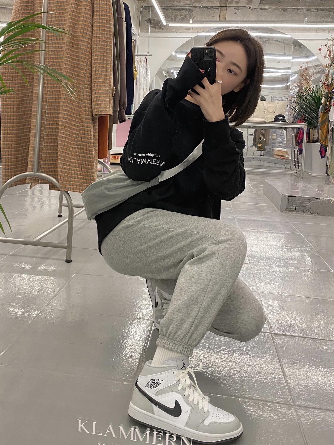 (W) Jordan 1 Mid Grey Fog 착용 스타일 - 1