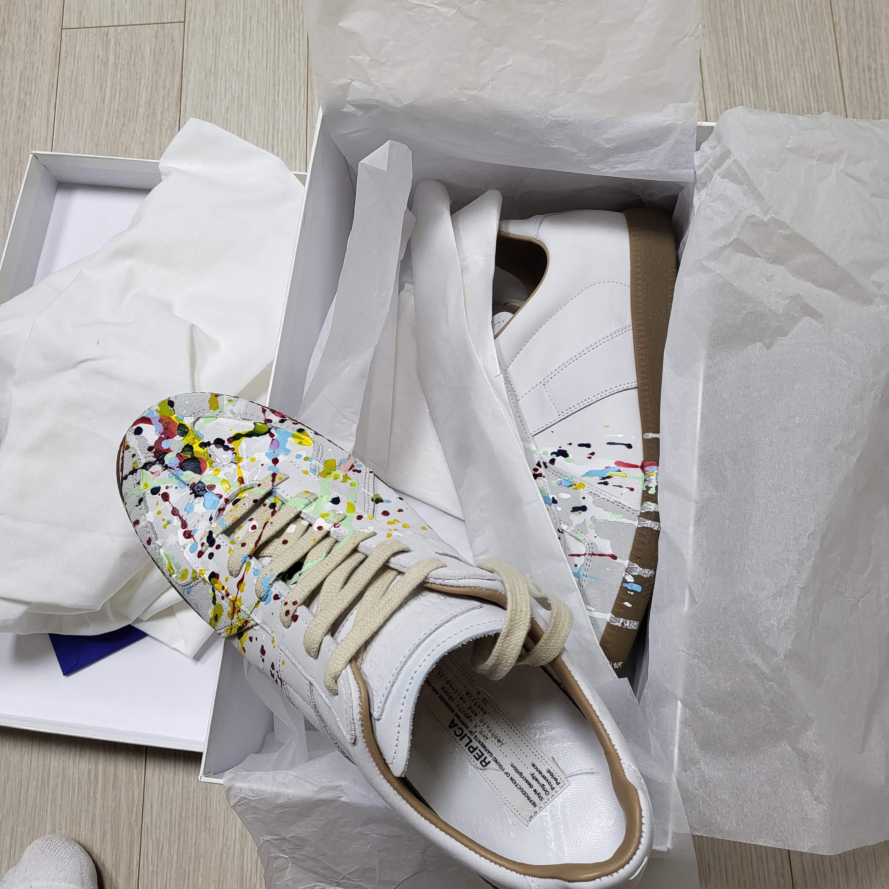 Maison Margiela Replica Paint Drop Sneakers 착용 스타일 - 2
