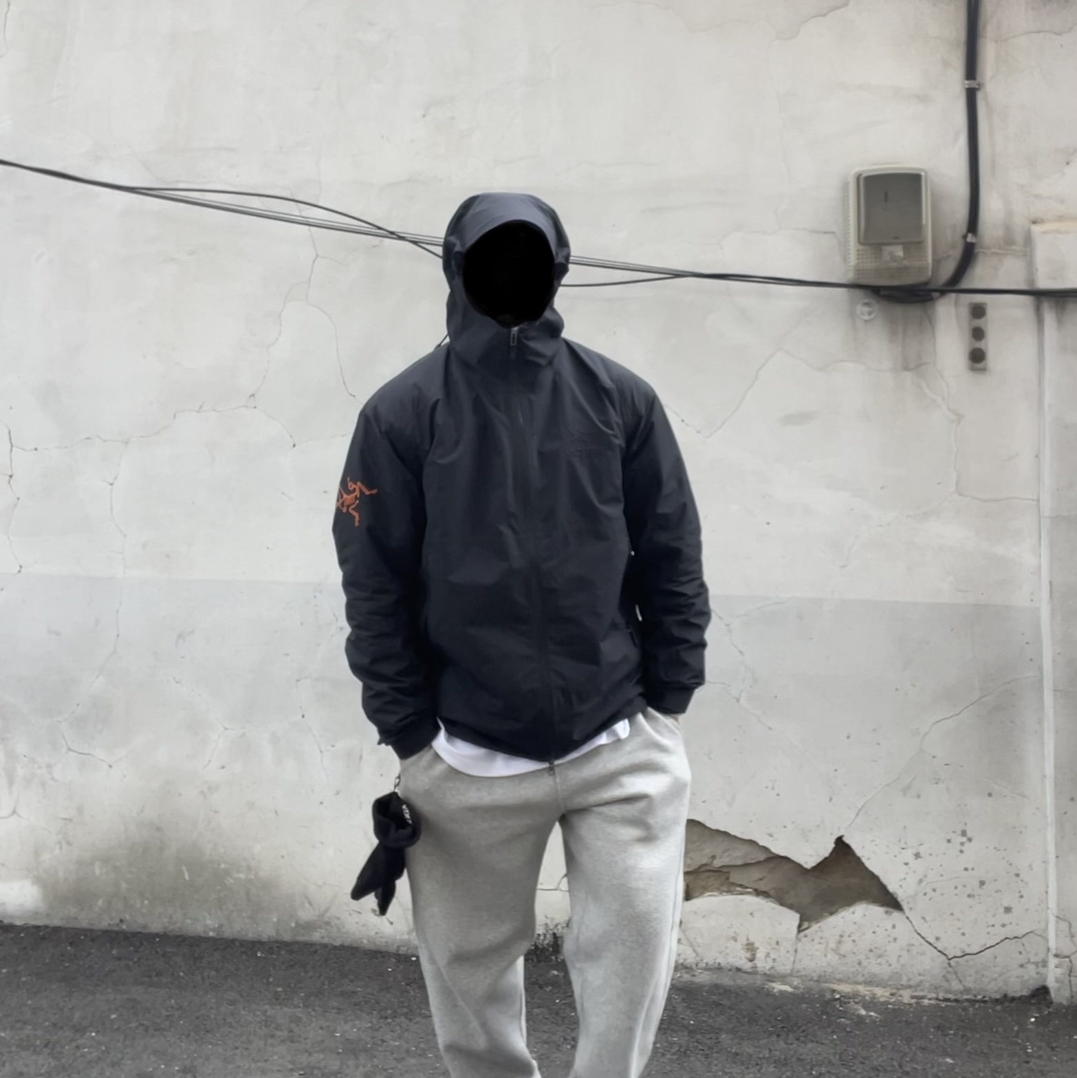 Arc'teryx x Beams Zeta SL Jacket Black Orange 착용 스타일 - 1
