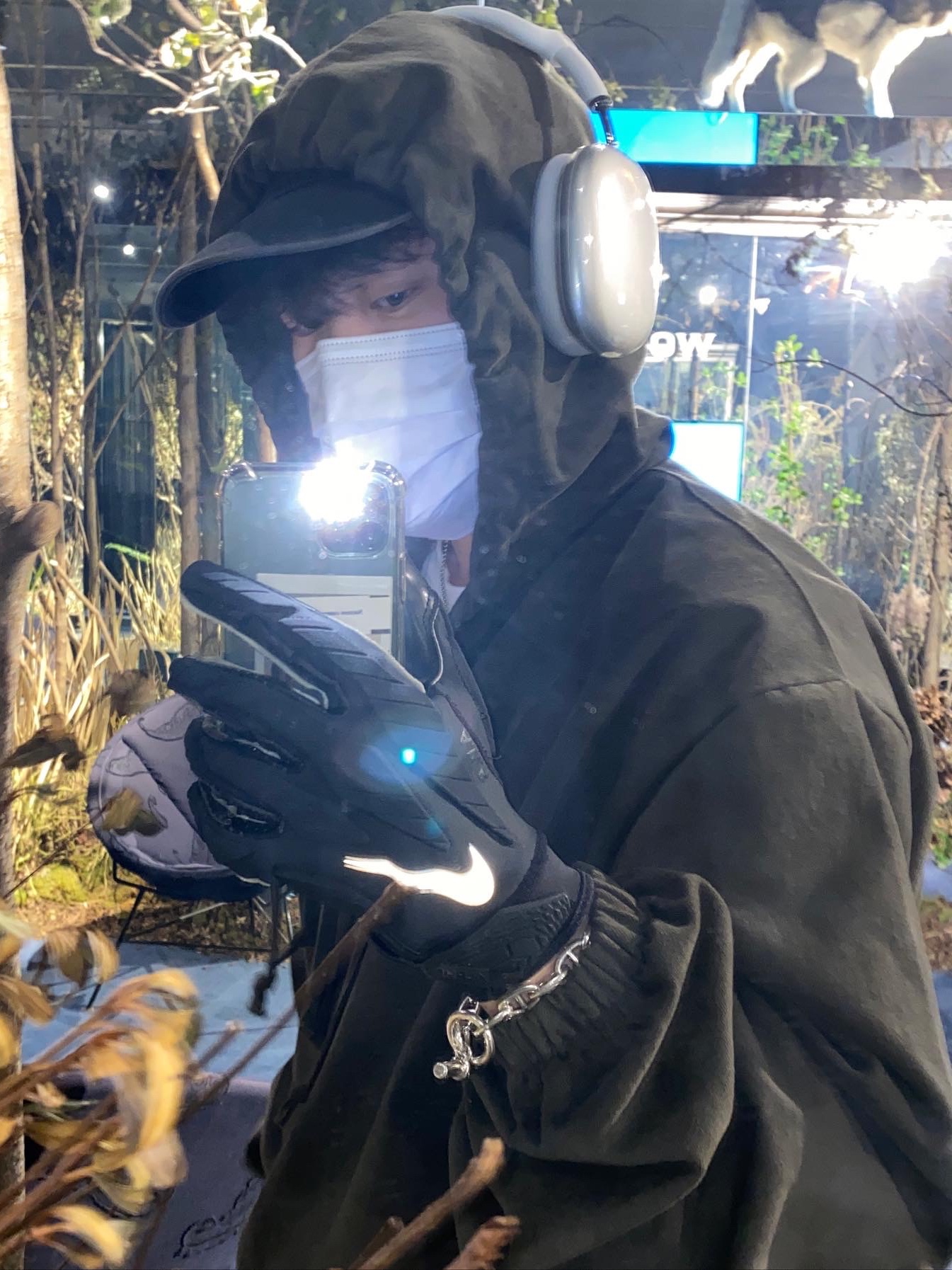 Nike x Drake Nocta Gloves Black 착용 스타일 - 2