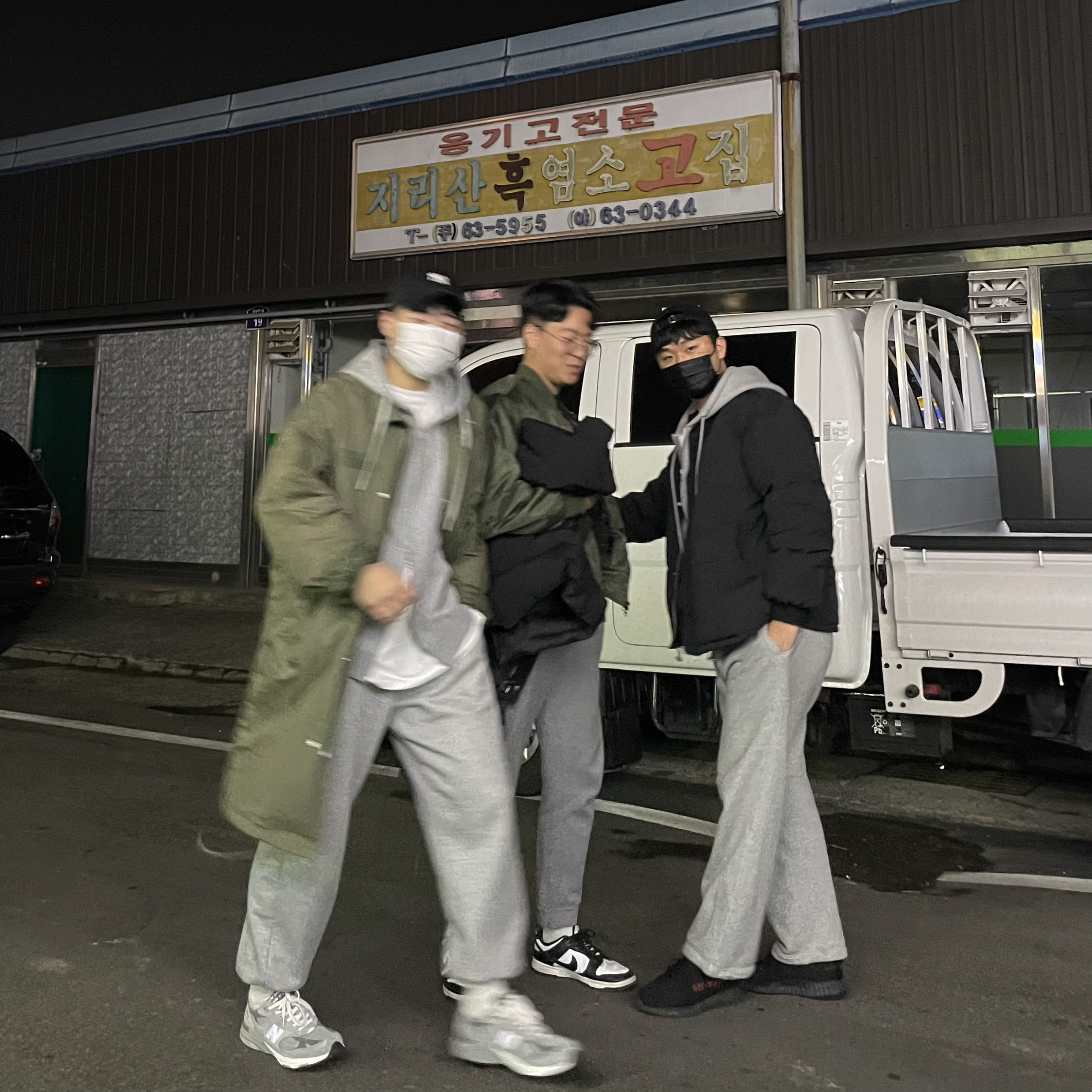 Nike Dunk Low Retro Black, Adidas Yeezy Boost 350 V2 Black Red 2020 착용 스타일