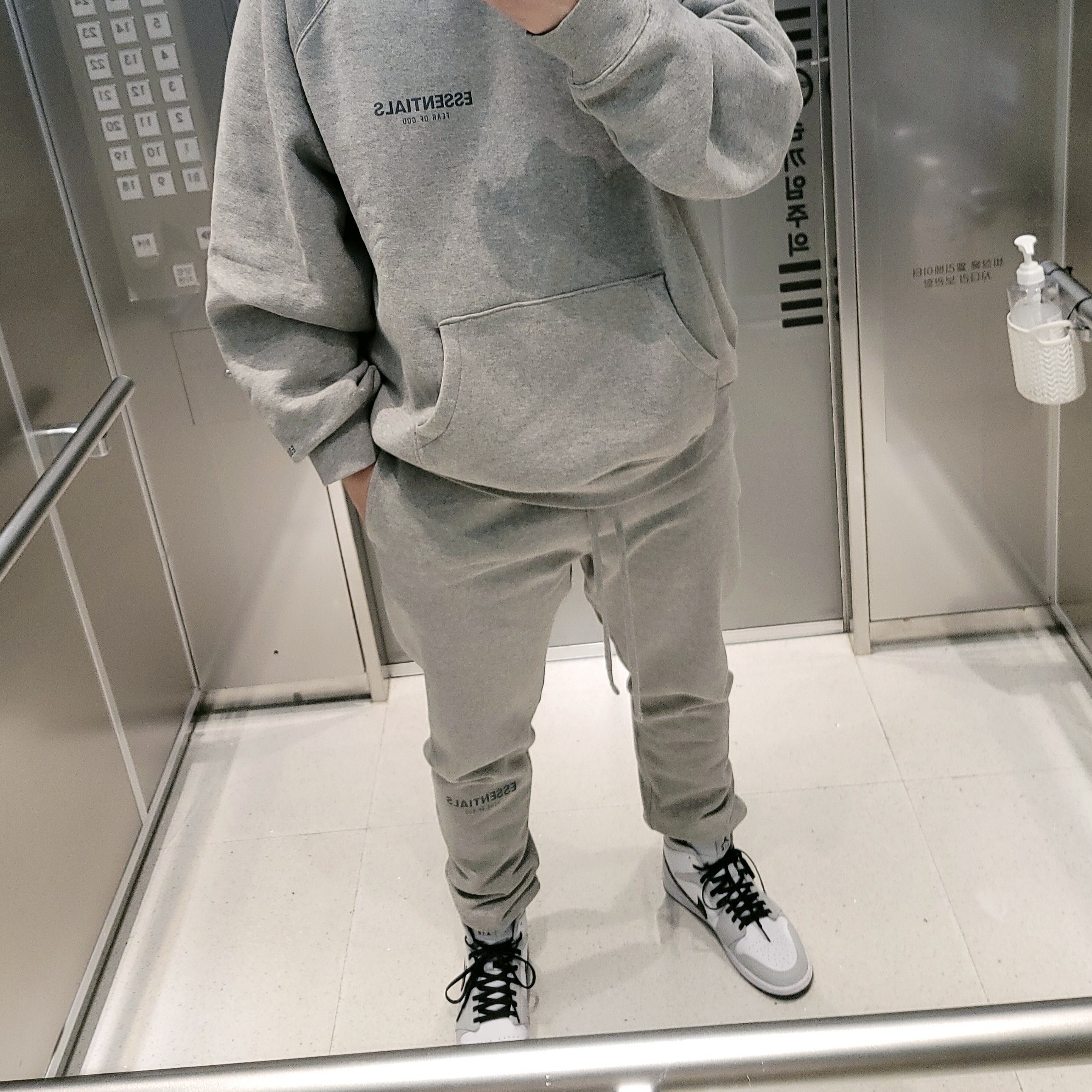 Essentials The Core Collection Pullover Hoodie Heather Oatmeal, Essentials The Core Collection Sweatpants Heather Oatmeal 착용 스타일 - 1