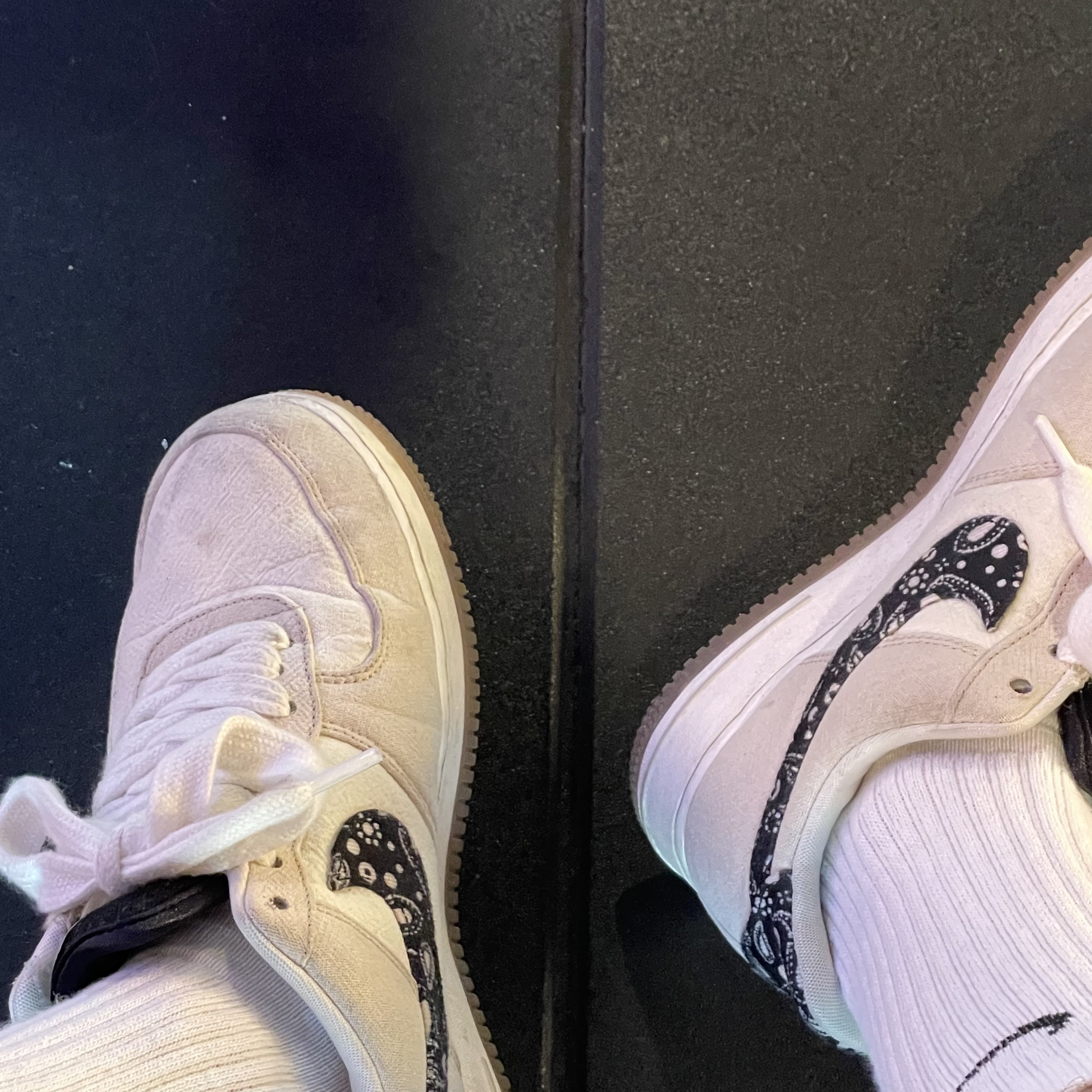 Nike Air Force 1 '07 LV8 Paisley Swoosh 착용 스타일