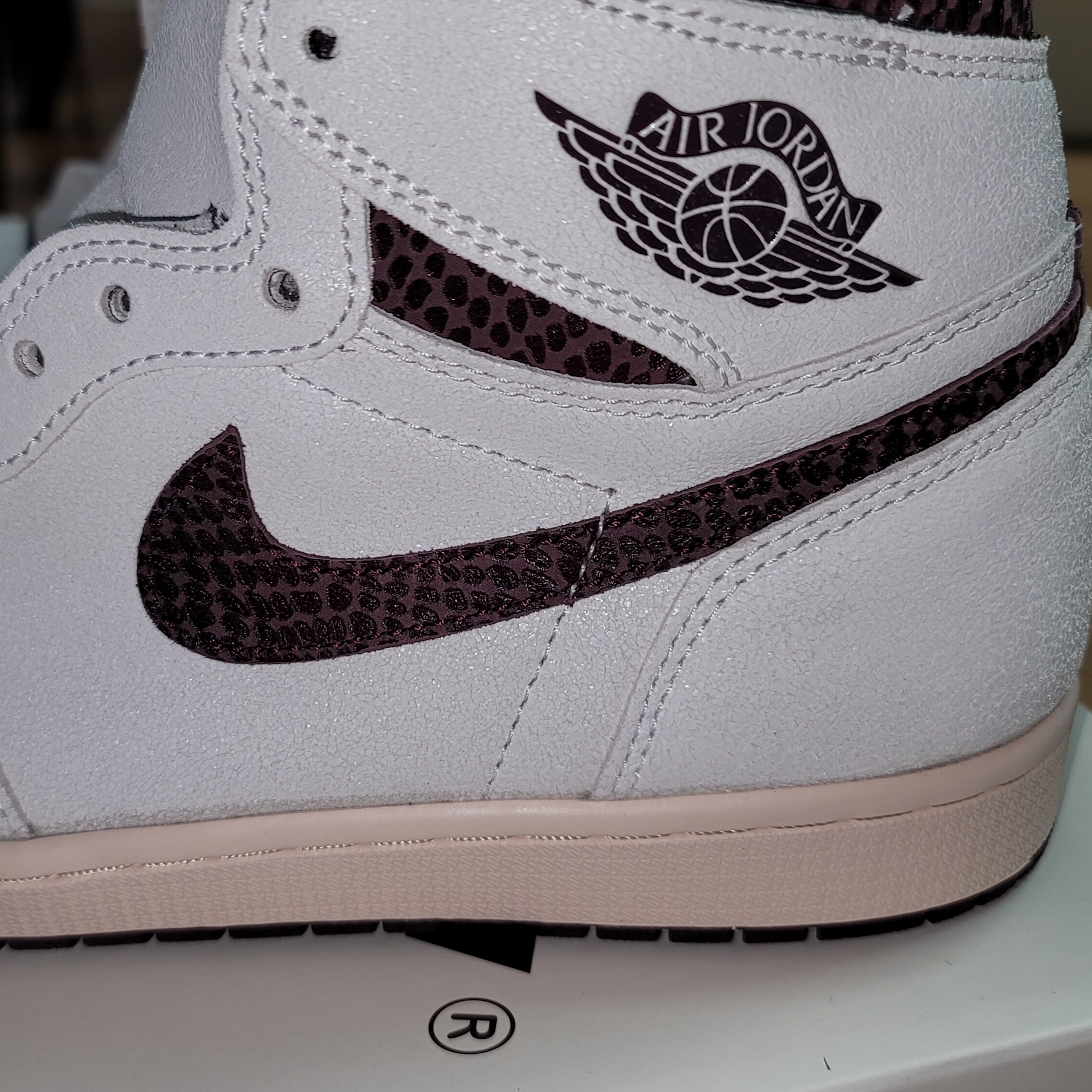 Jordan 1 x A Ma Maniere Retro High OG SP Sail and Burgundy 착용 스타일 - 2