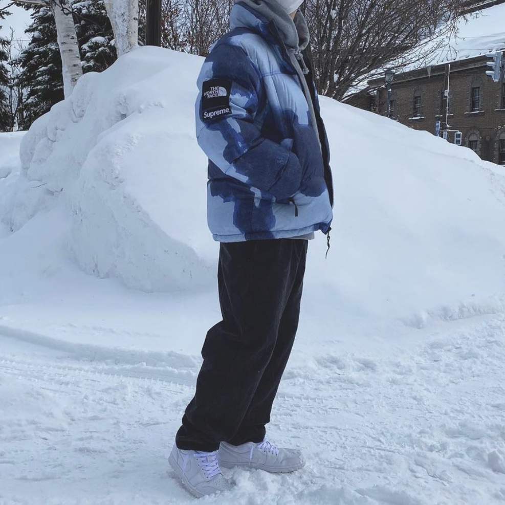 Supreme x The North Face Bleached Denim Print Nuptse Jacket Indigo - 21FW 착용 스타일
