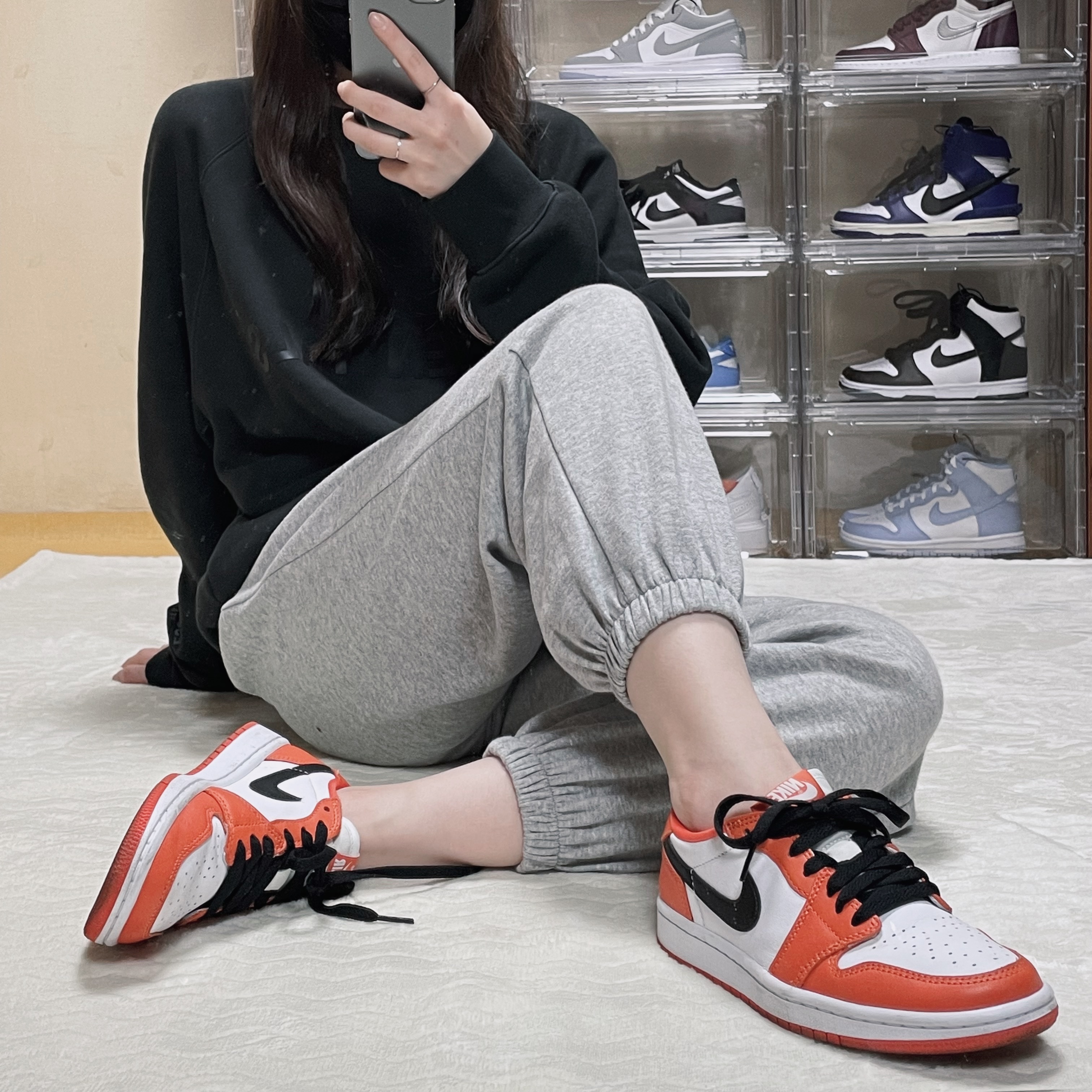 (W) Jordan 1 Low OG Starfish, Essentials 3D Silicon Applique Crewneck Dark Slate/Black 2020 착용 스타일