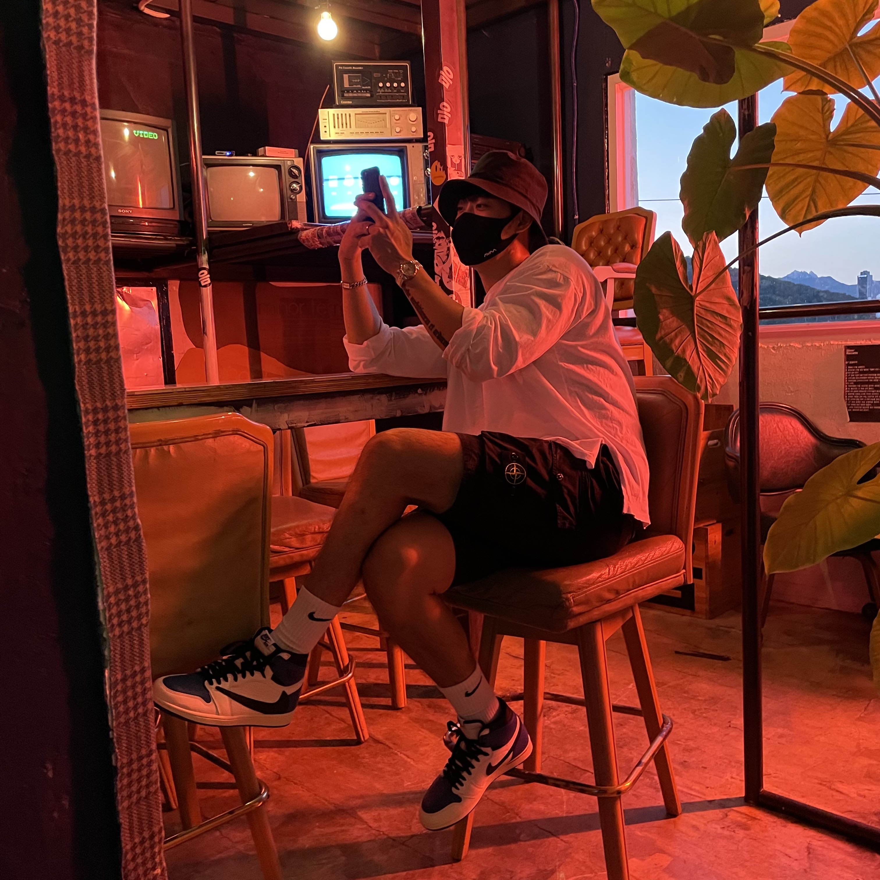 Jordan 1 x Travis Scott x Fragment Retro High OG SP Military Blue, Stone Island L07WA T.CO+OLD Bermuda Shorts Black - 21SS 착용 스타일