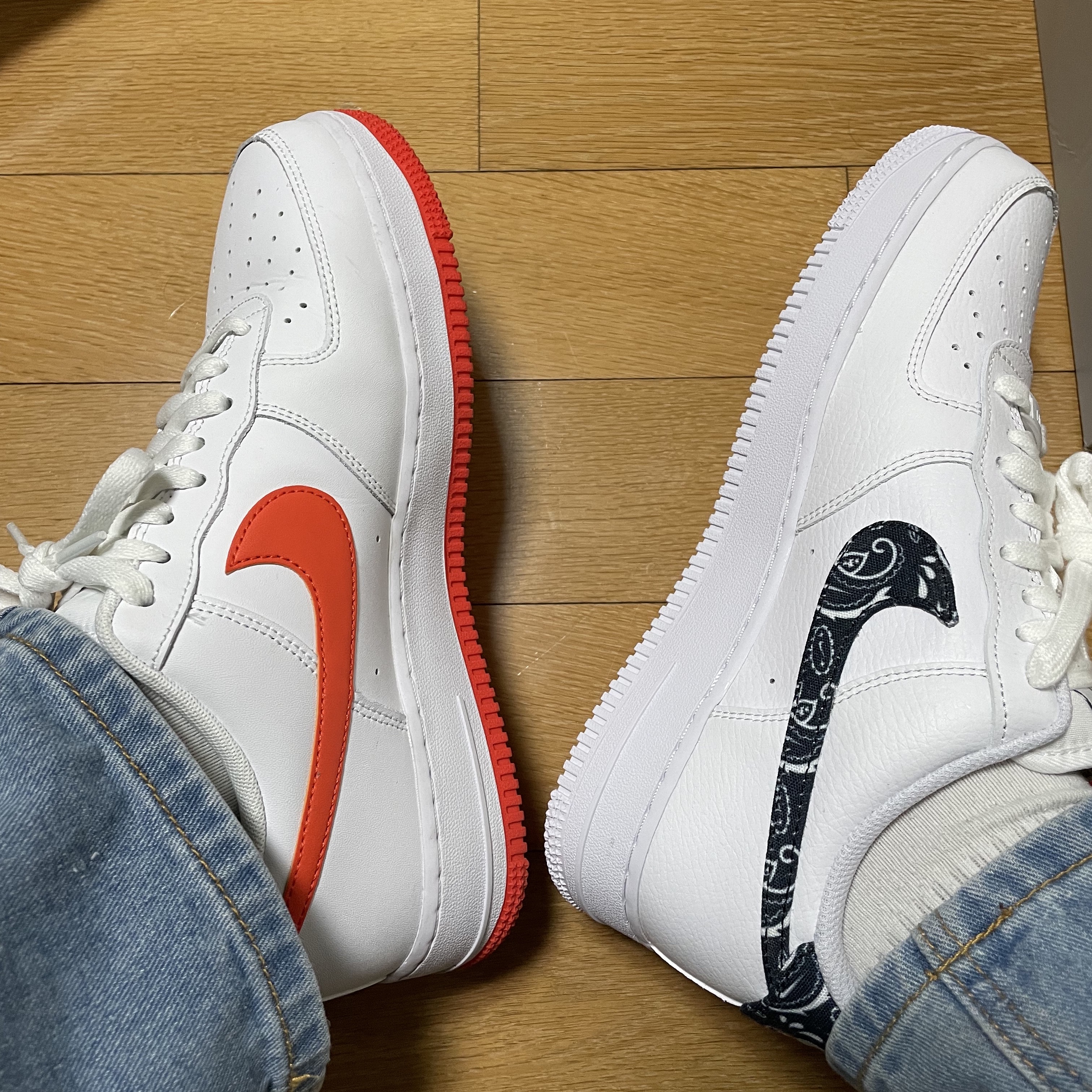 (W) Nike Air Force 1 '07 Essential Paisley Swoosh White Black, Nike Air Force 1 '07 Low White Team Orange 착용 스타일 - 1