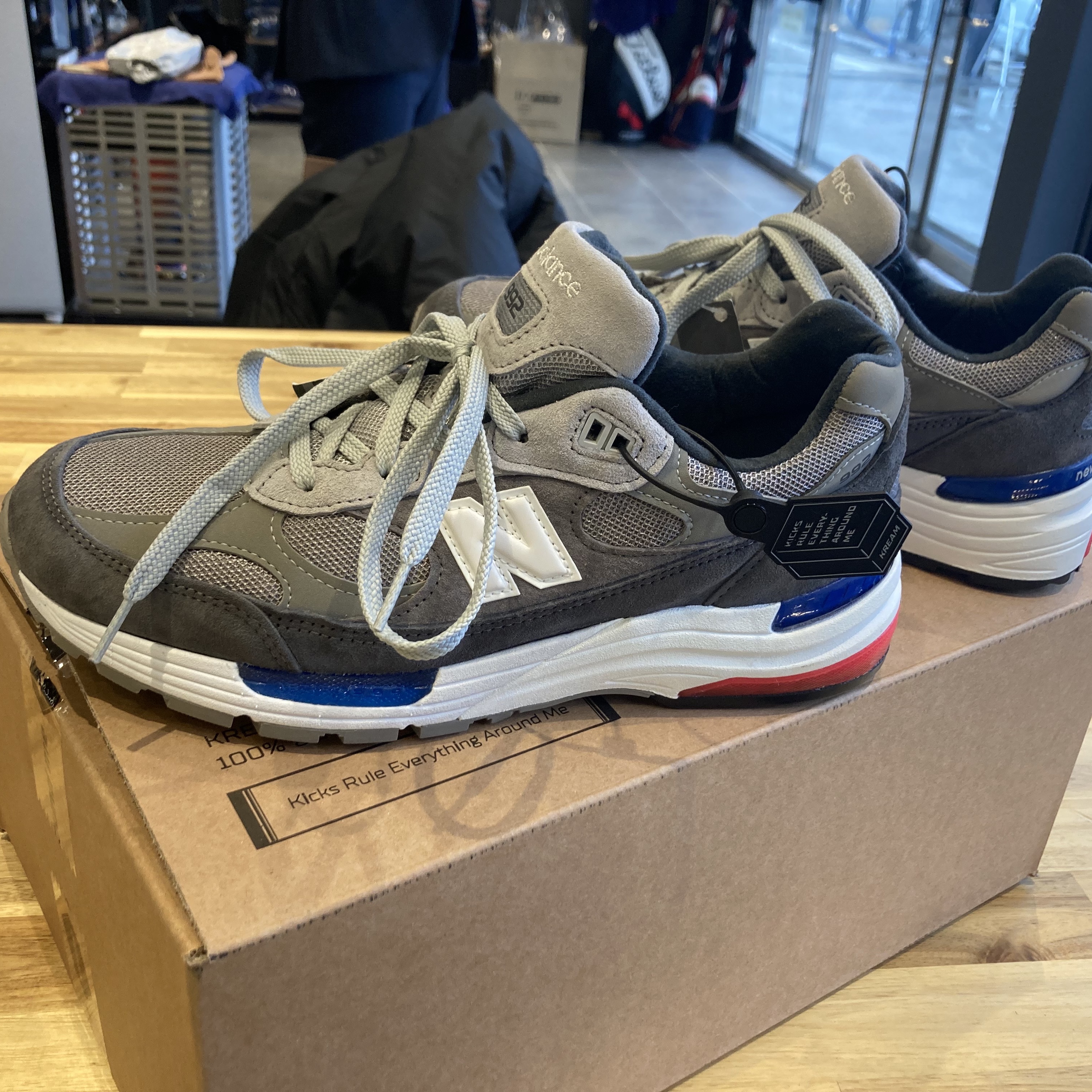New Balance 992 Made in USA Grey Red Blue 착용 스타일 - 1
