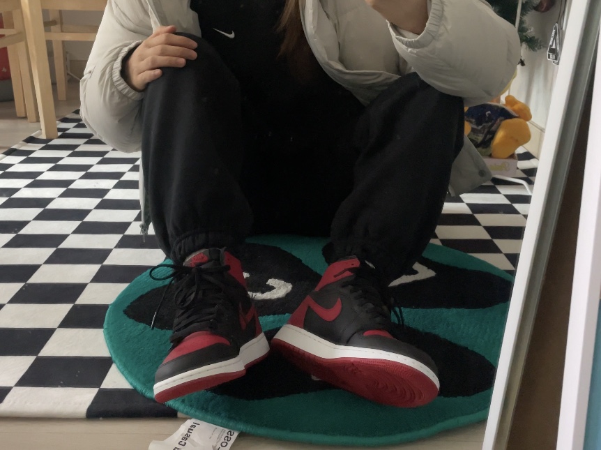 (GS) Jordan 1 Retro High OG Patent Bred, Nike NRG Solo Swoosh Crew Fleece Black White - Asia 착용 스타일