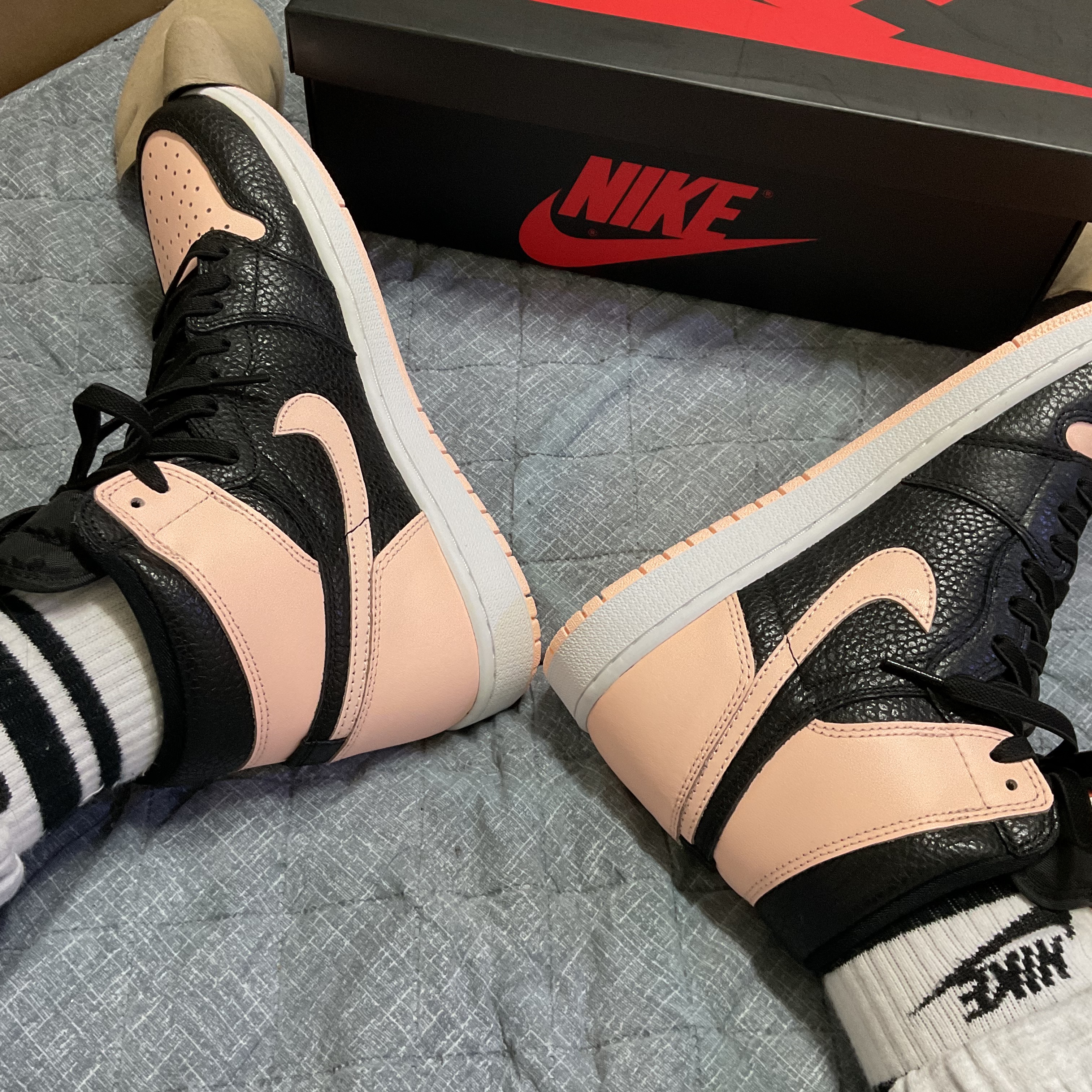 Jordan 1 Retro High OG Crimson Tint 착용 스타일
