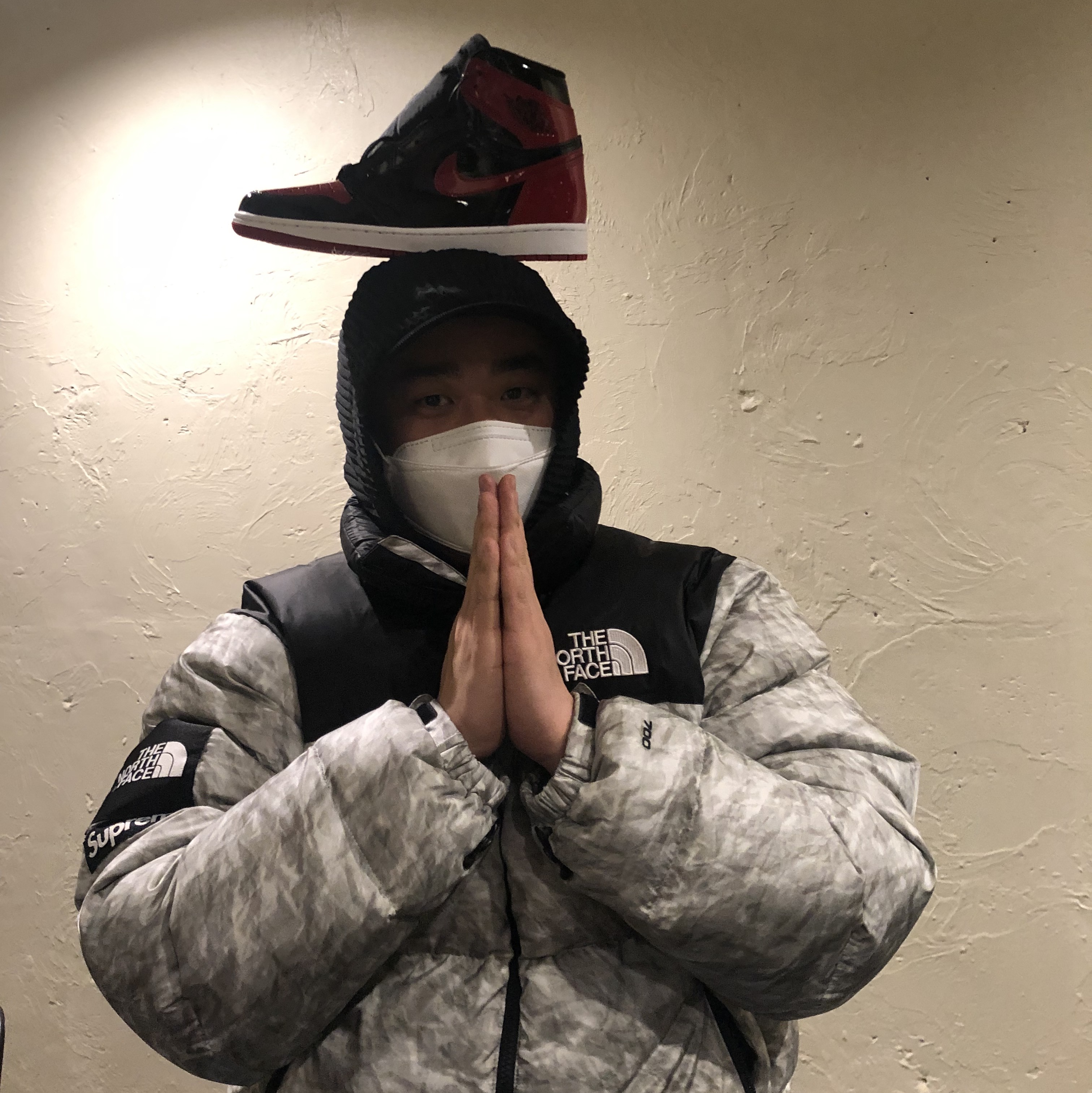 Jordan 1 Retro High OG Patent Bred, Supreme x The North Face Paper Print Nuptse Jacket - 19FW 착용 스타일