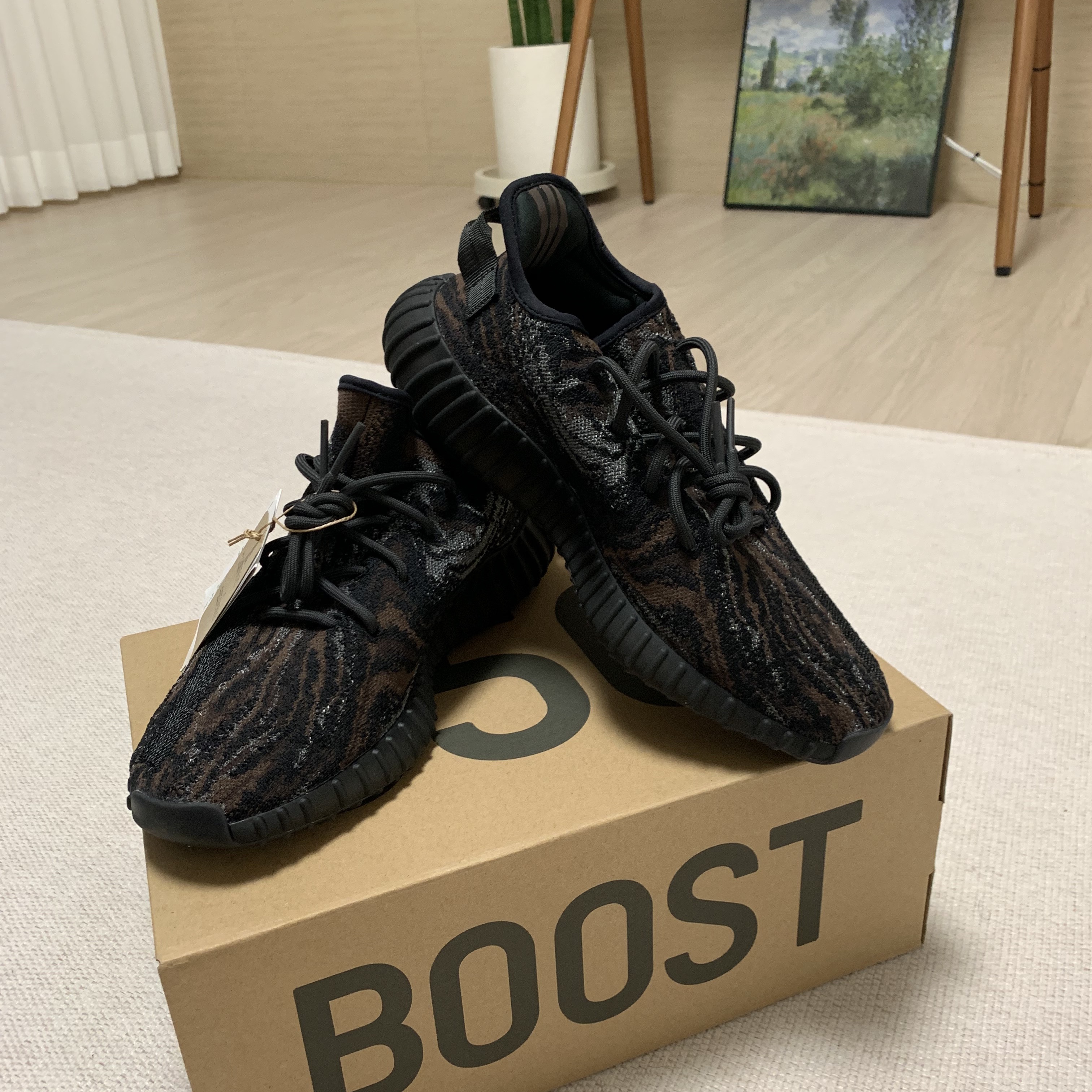 Adidas Yeezy Boost 350 V2 MX Rock 착용 스타일