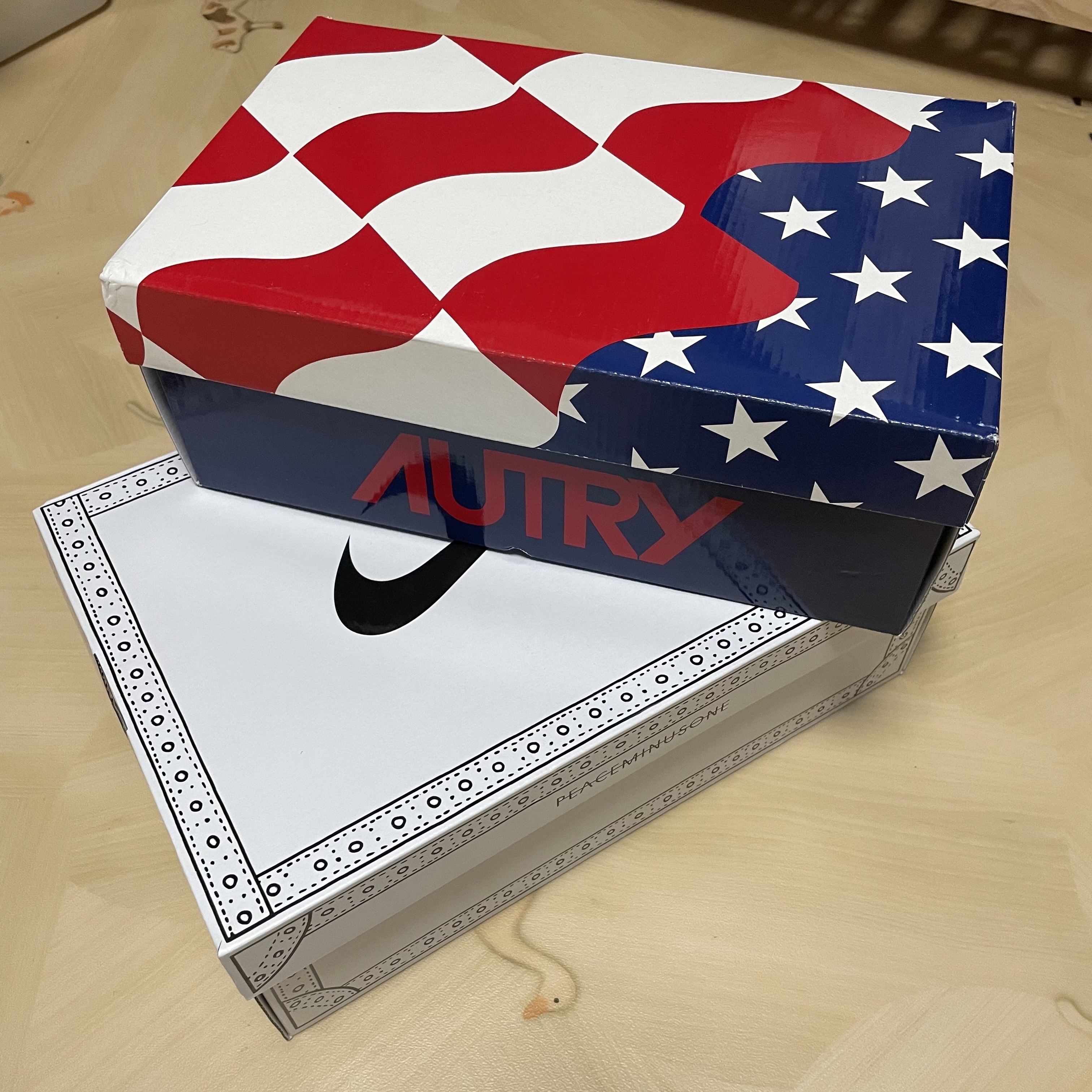 Nike x Peaceminusone Kwondo1 White, Autry Medalist Low Goatskin Sneakers White 착용 스타일