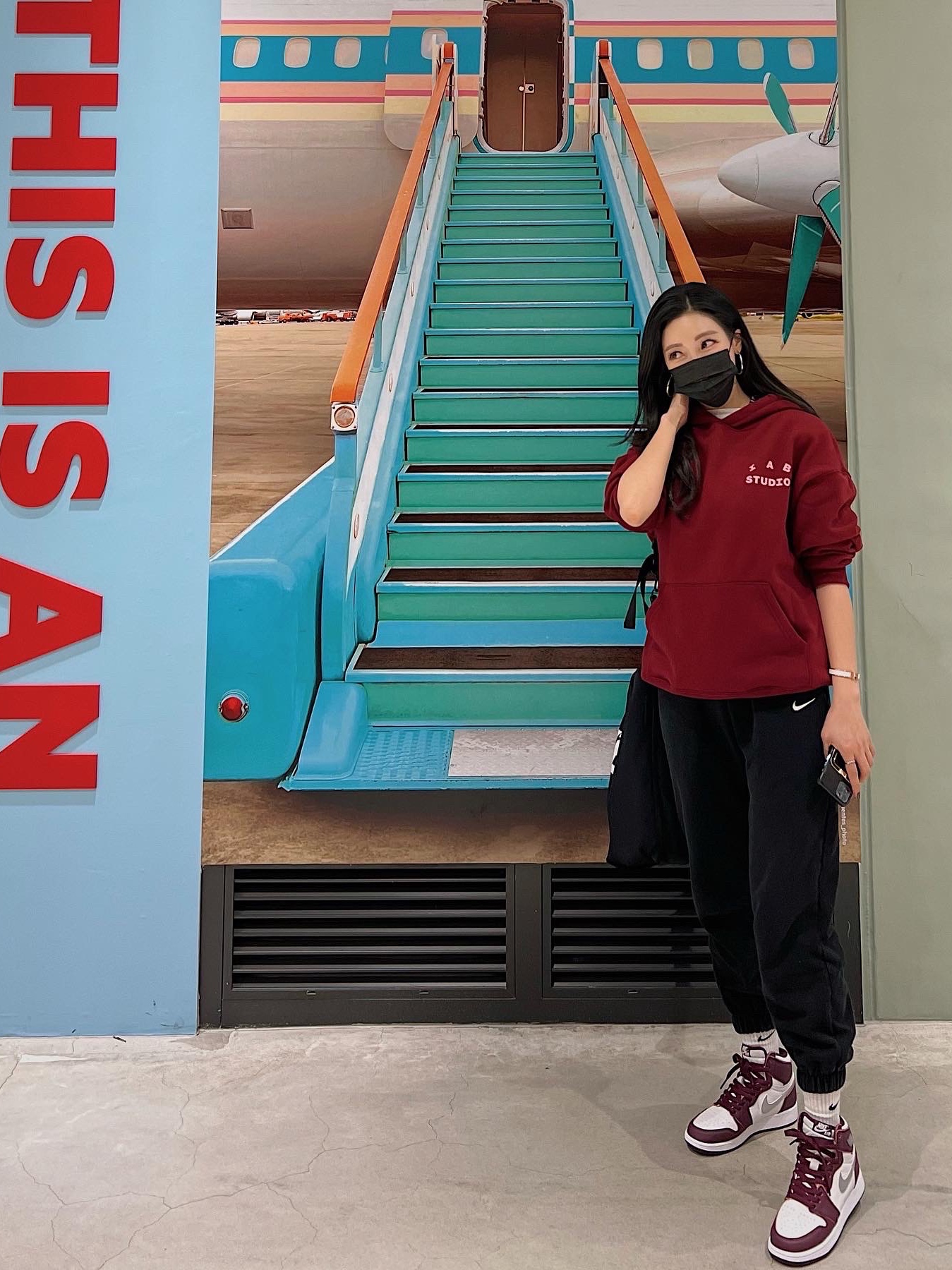IAB Studio Hoodie Raspberry, Jordan 1 Retro High OG Bordeaux 착용 스타일 - 1