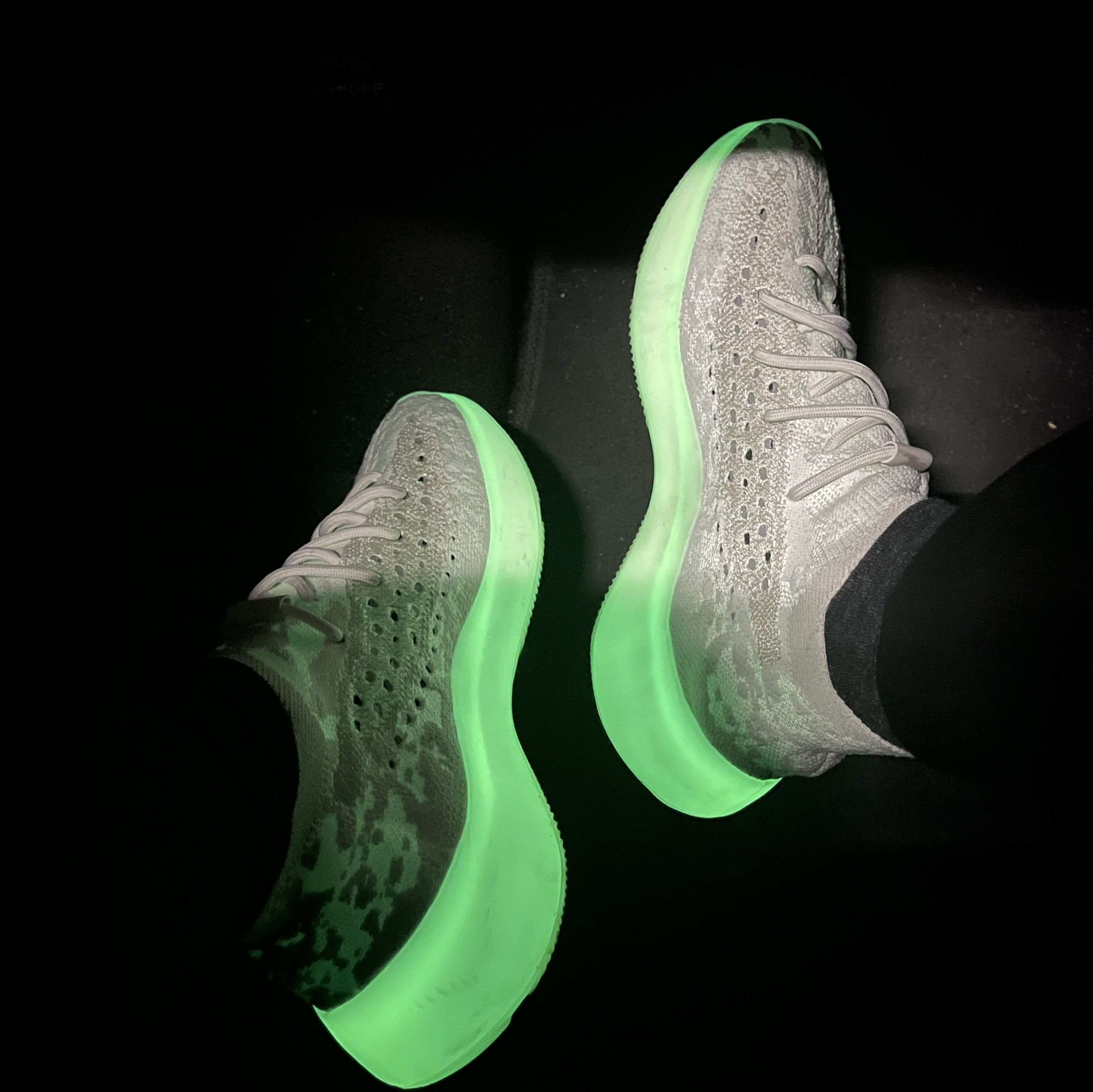 Adidas Yeezy Boost 380 Calcite Glow 착용 스타일