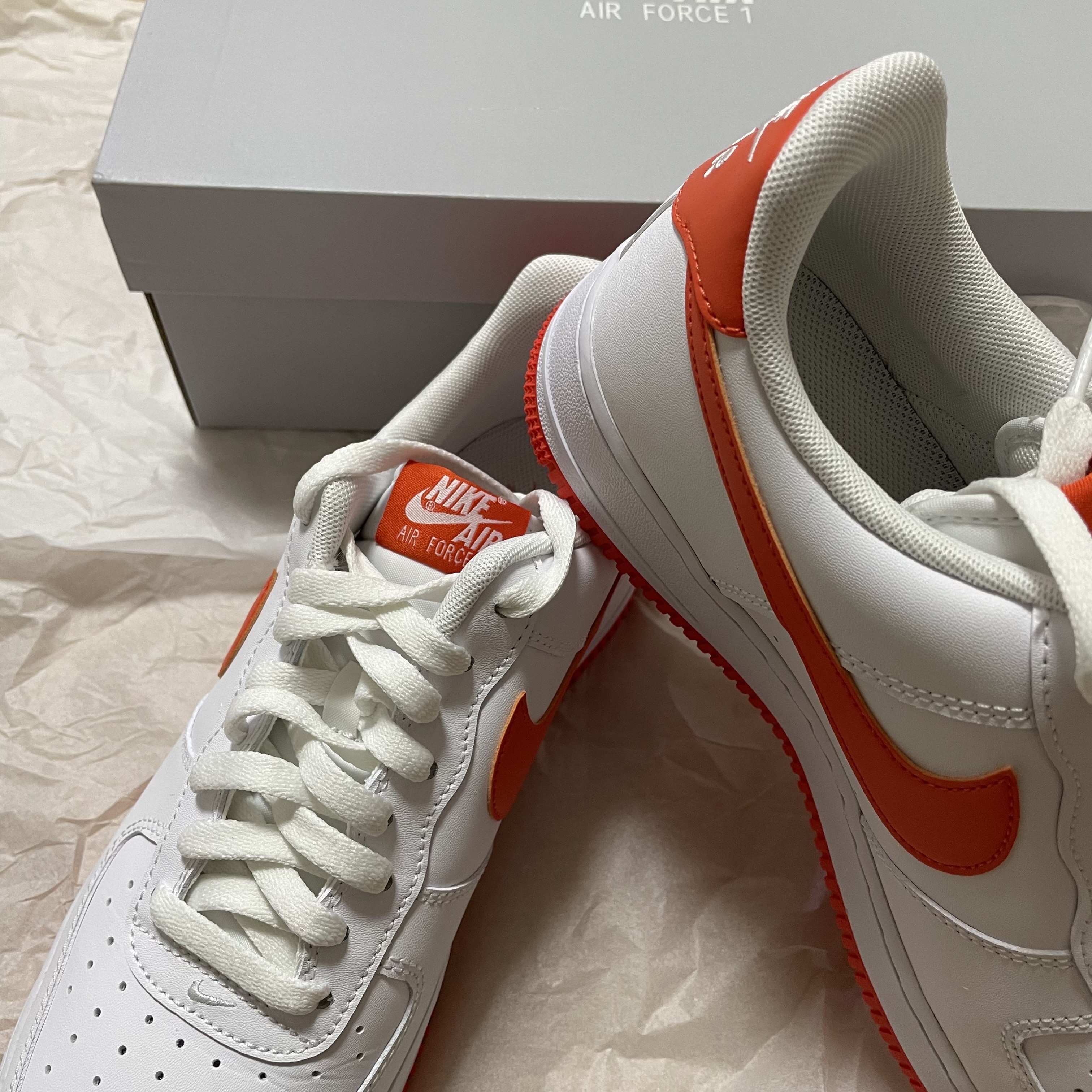 Nike Air Force 1 '07 Low White Team Orange 착용 스타일