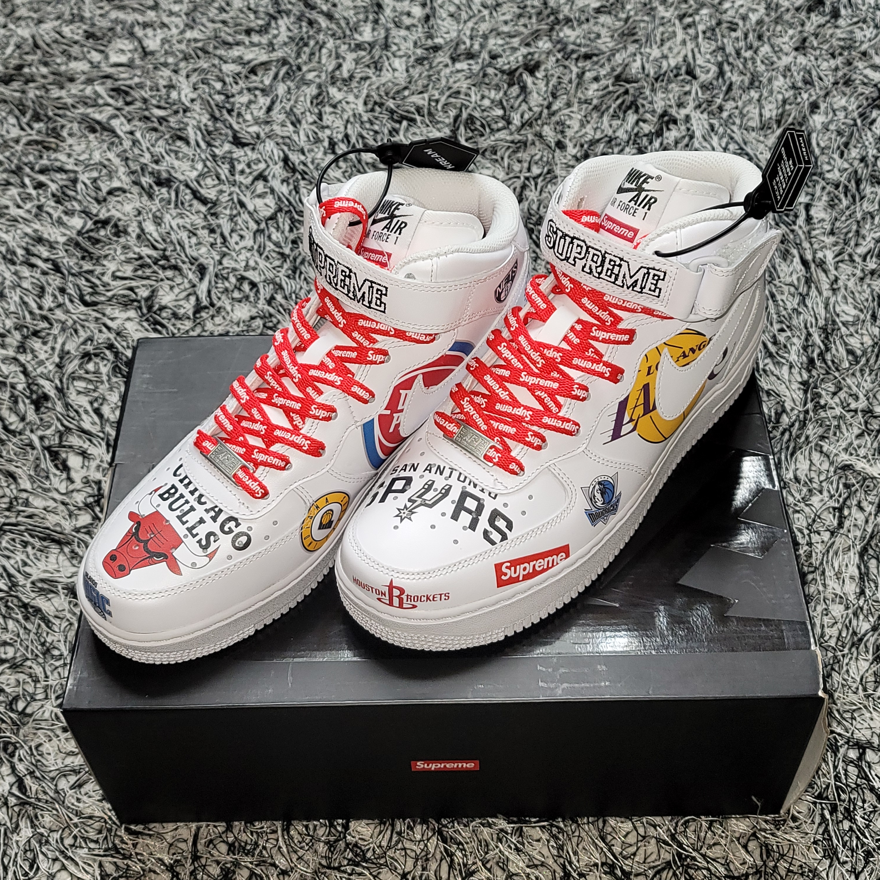 Nike x Supreme Air Force 1 Mid NBA White 착용 스타일