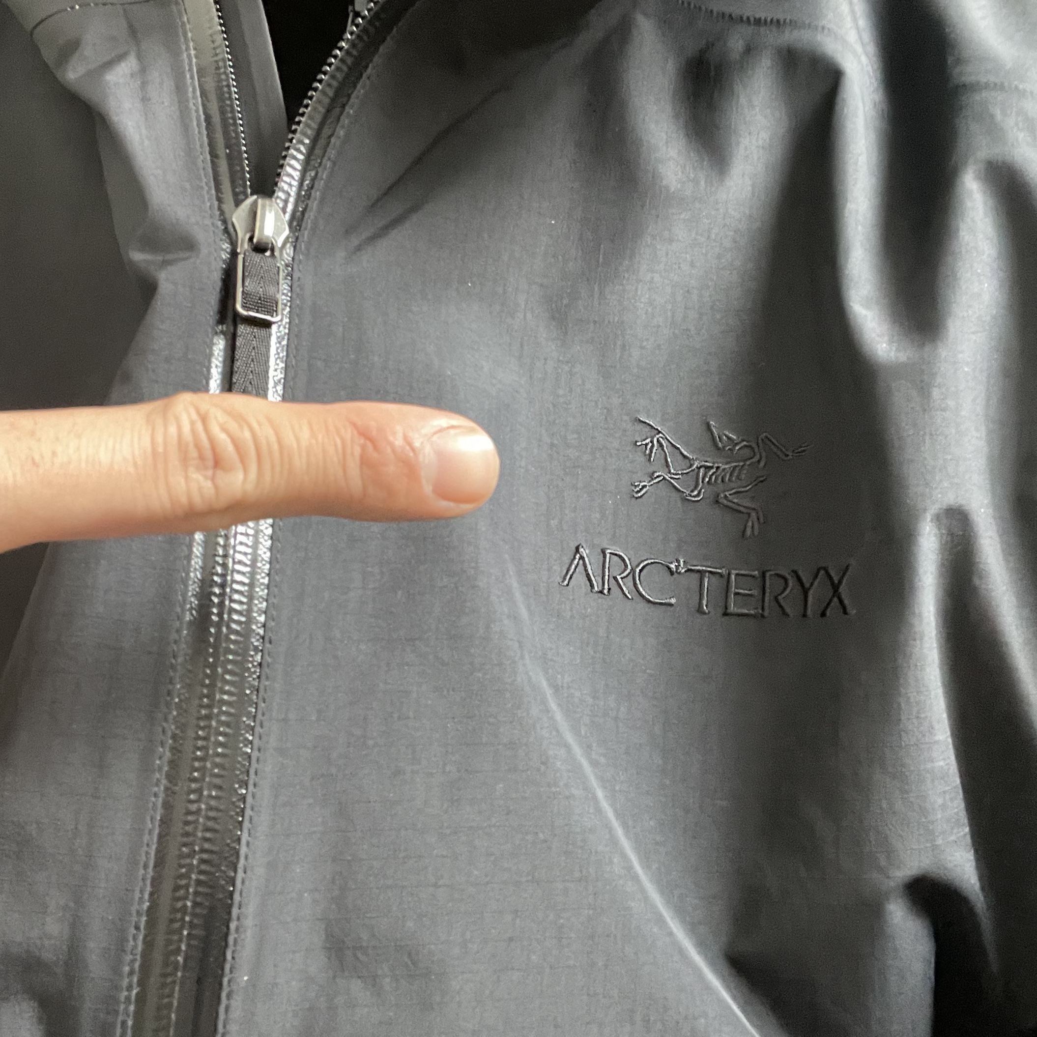 Arc'teryx x Beams Zeta SL Jacket Black Orange 착용 스타일 - 2