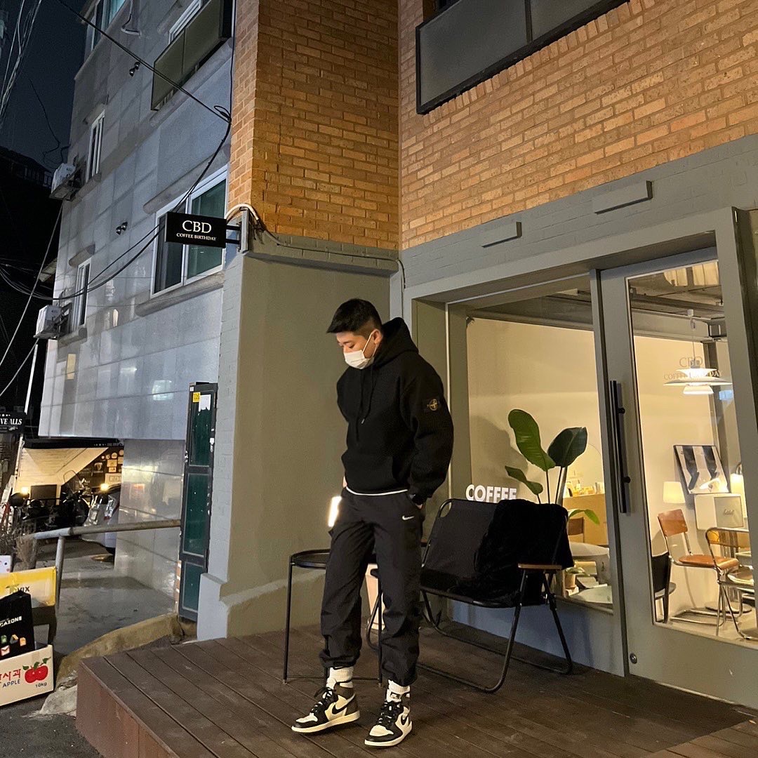 Jordan 1 Retro High OG Black Mocha, Stone Island 64120 Cotton Fleece Hooded Sweatshirt Black - 21FW 착용 스타일