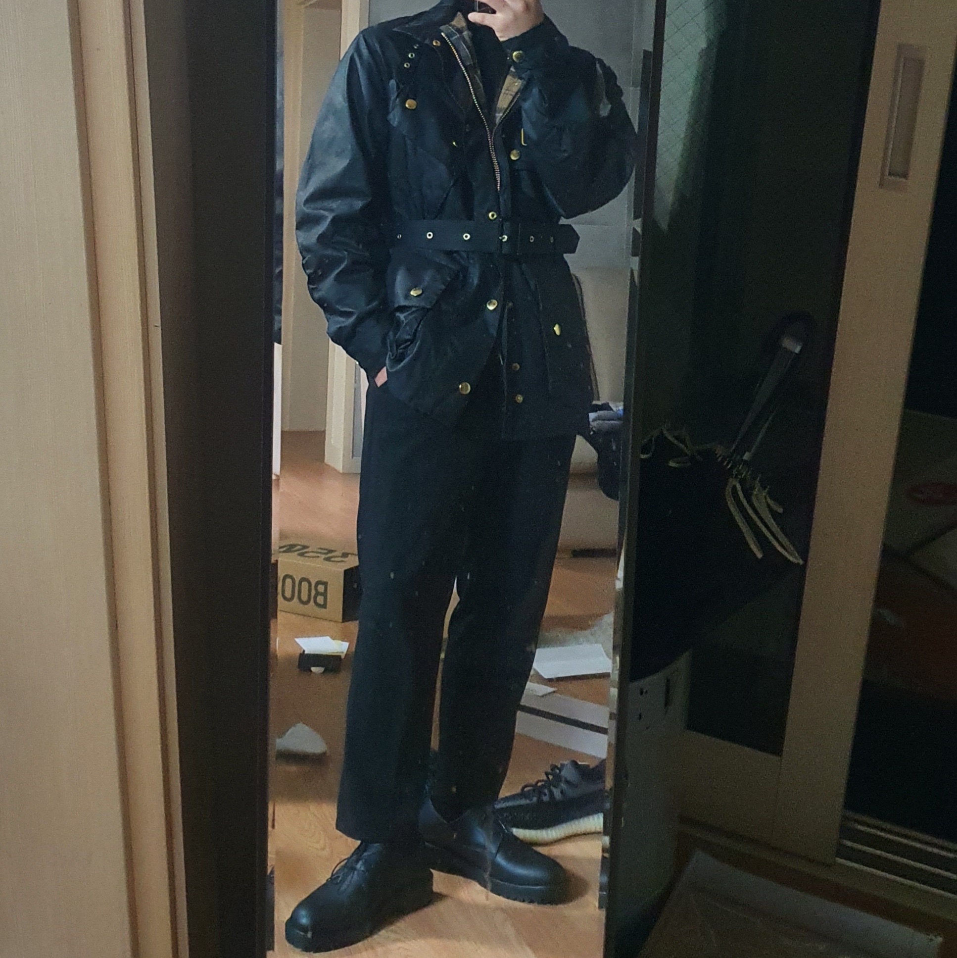 Adidas Yeezy Boost 350 V2 Carbon, Barbour International Original Wax Jacket Black 착용 스타일
