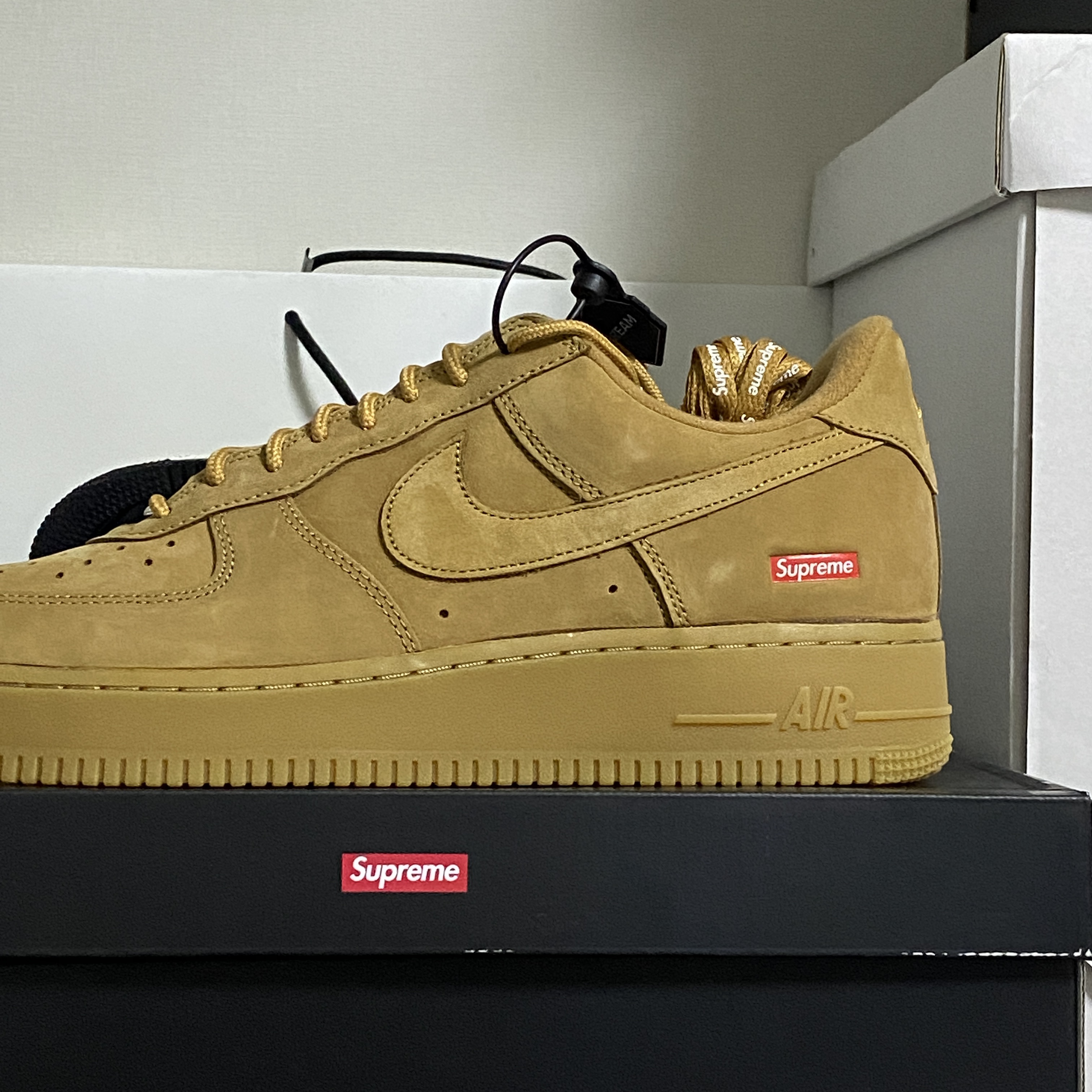 Nike x Supreme Air Force 1 Low Flax 착용 스타일