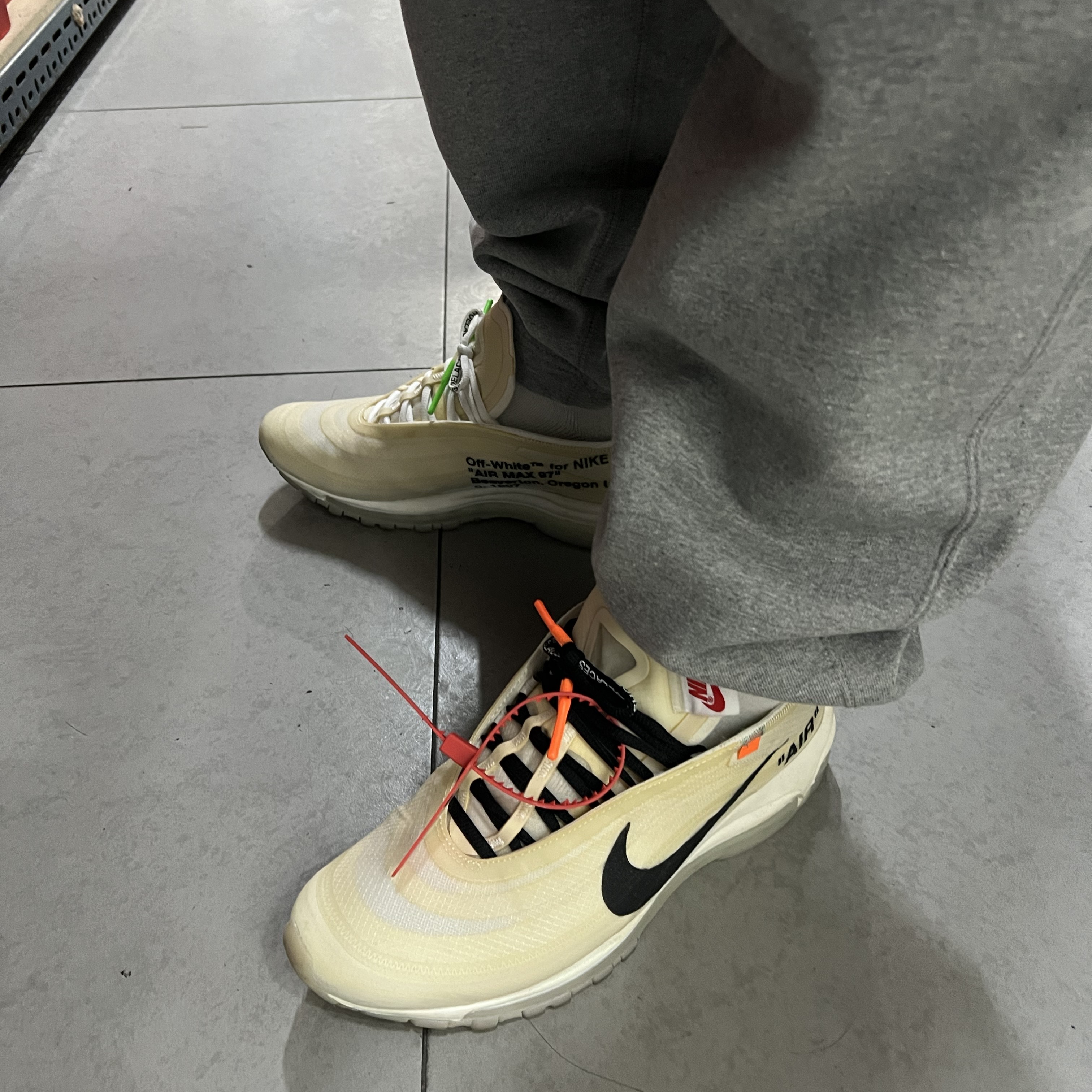 Nike x Off-White Air Max 97 OG The Ten, Nike x Kasina Dunk Low 80's Bus 착용 스타일 - 1