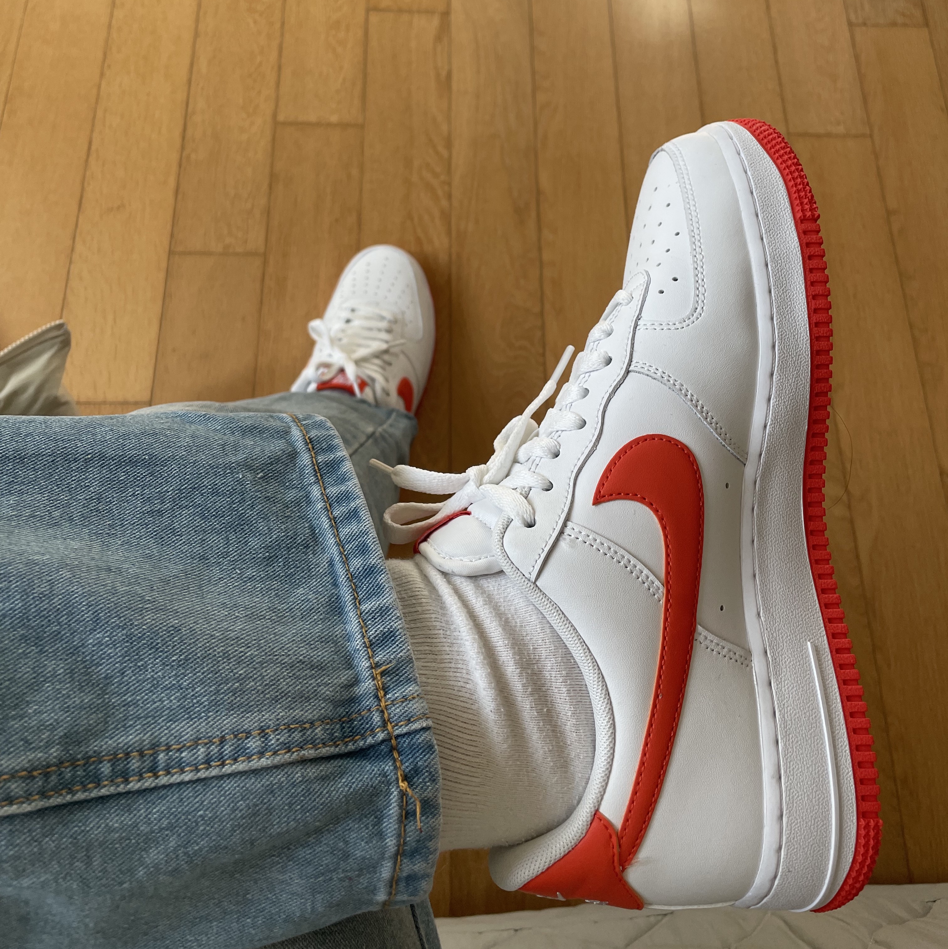 (W) Nike Air Force 1 '07 Essential Paisley Swoosh White Black, Nike Air Force 1 '07 Low White Team Orange 착용 스타일 - 3