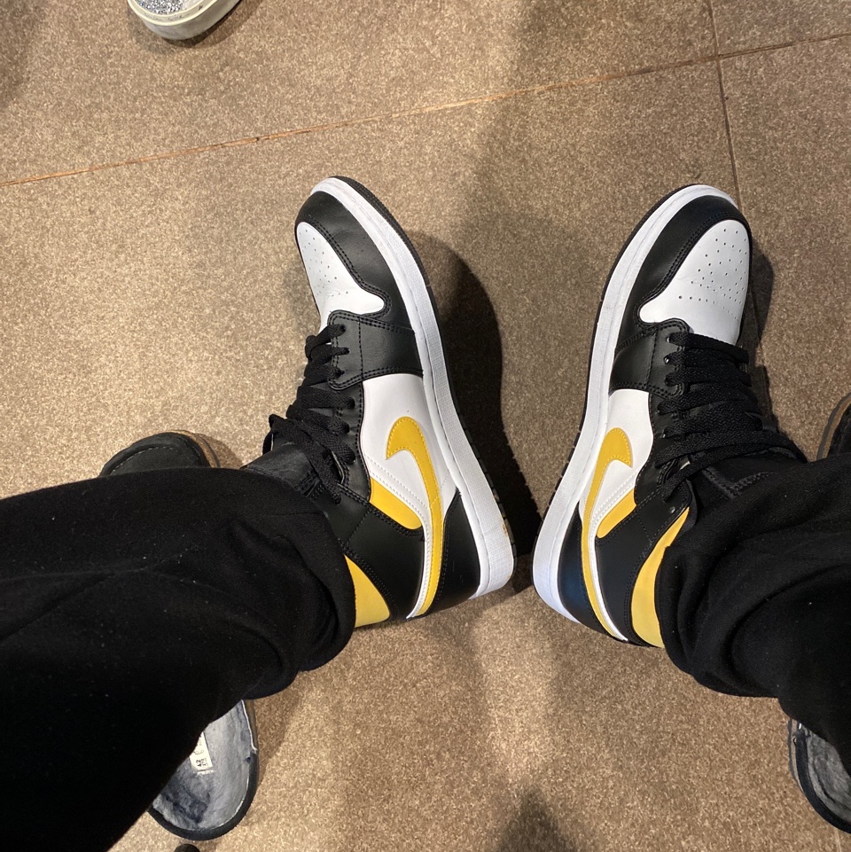 Jordan 1 Mid Pollen 착용 스타일