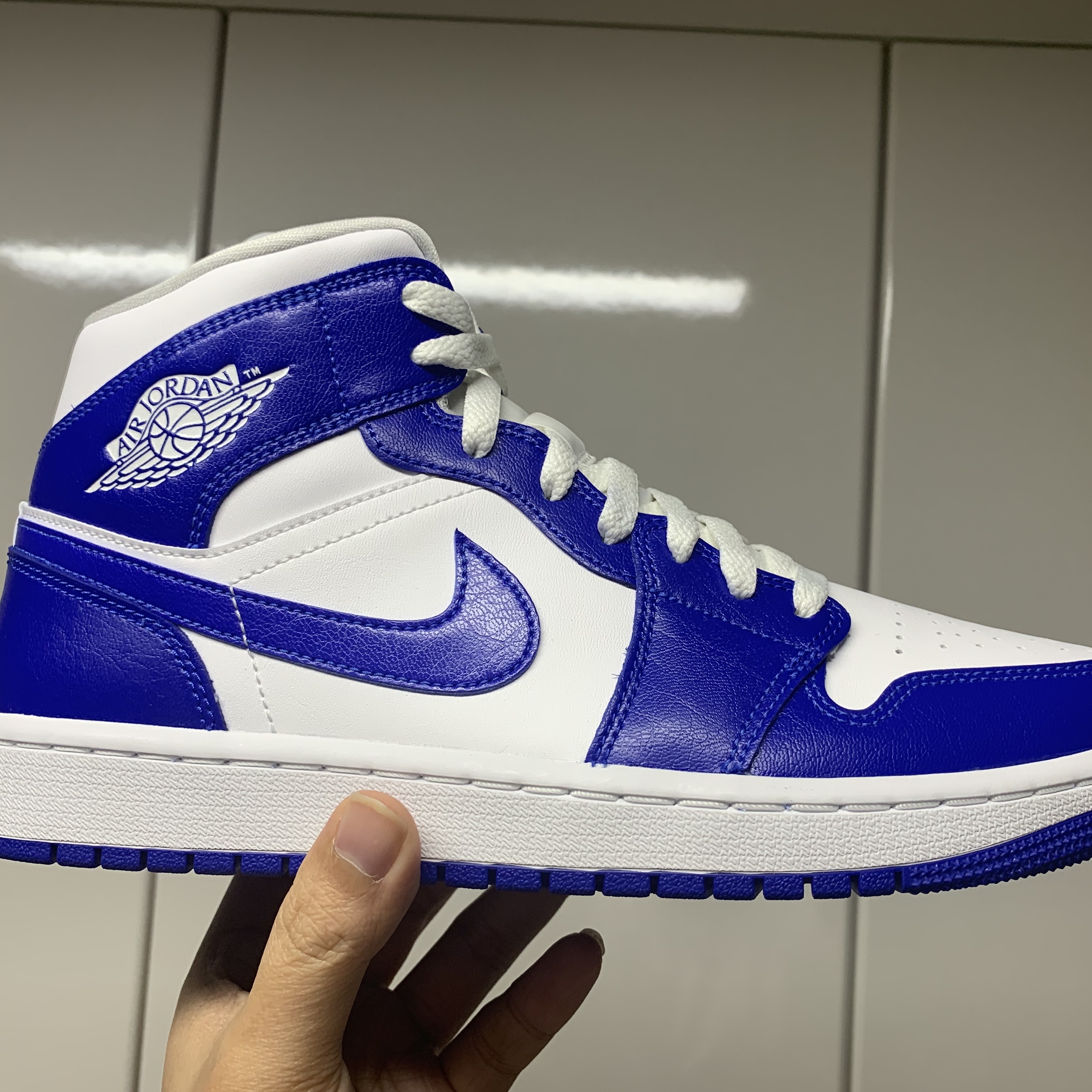 (W) Jordan 1 Mid White Hyper Royal 착용 스타일