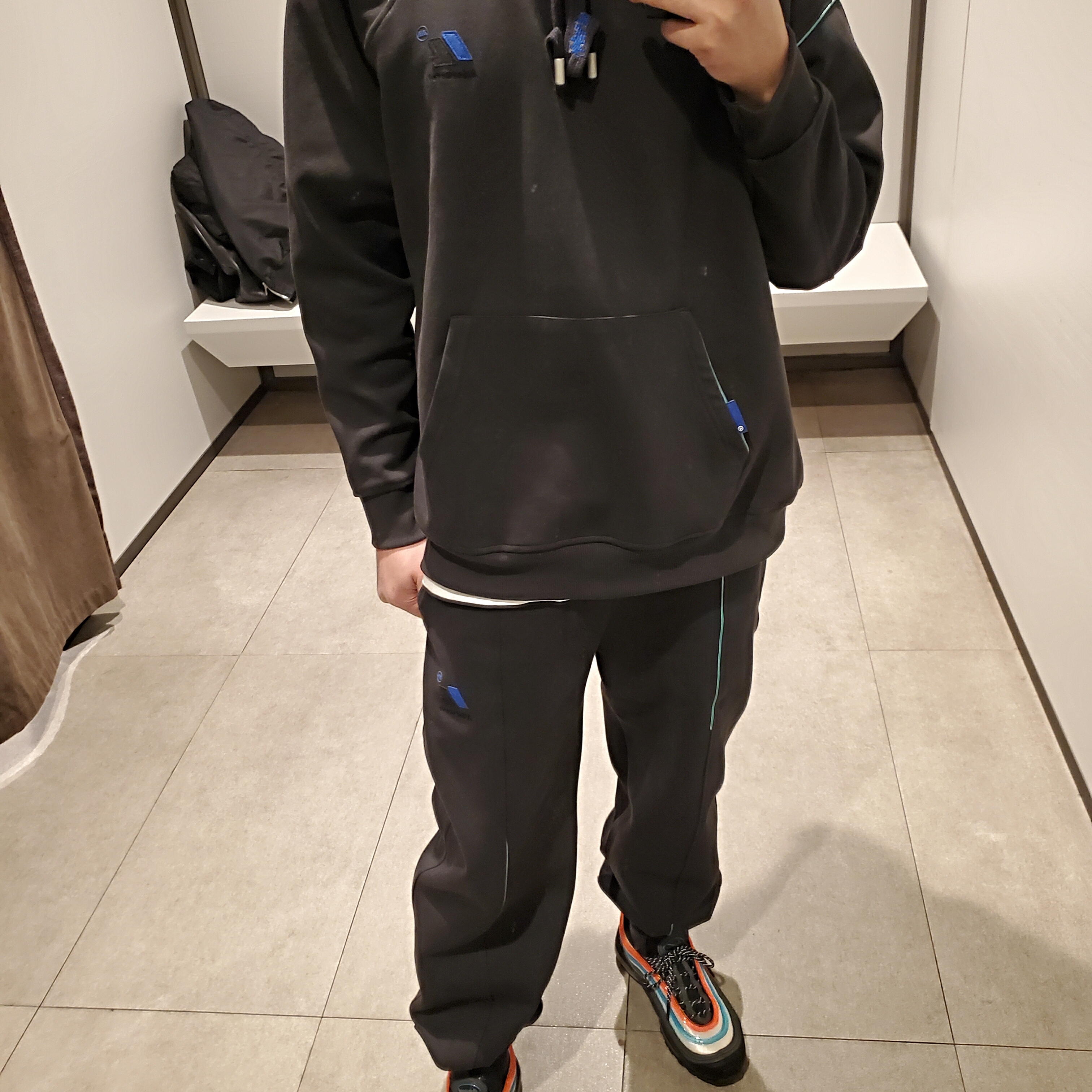 Zara x Ader Error Contrast Hooded Sweatshirt Black, Zara x Ader Error Jogger Pants Dark Anthracite Grey 착용 스타일 - 2