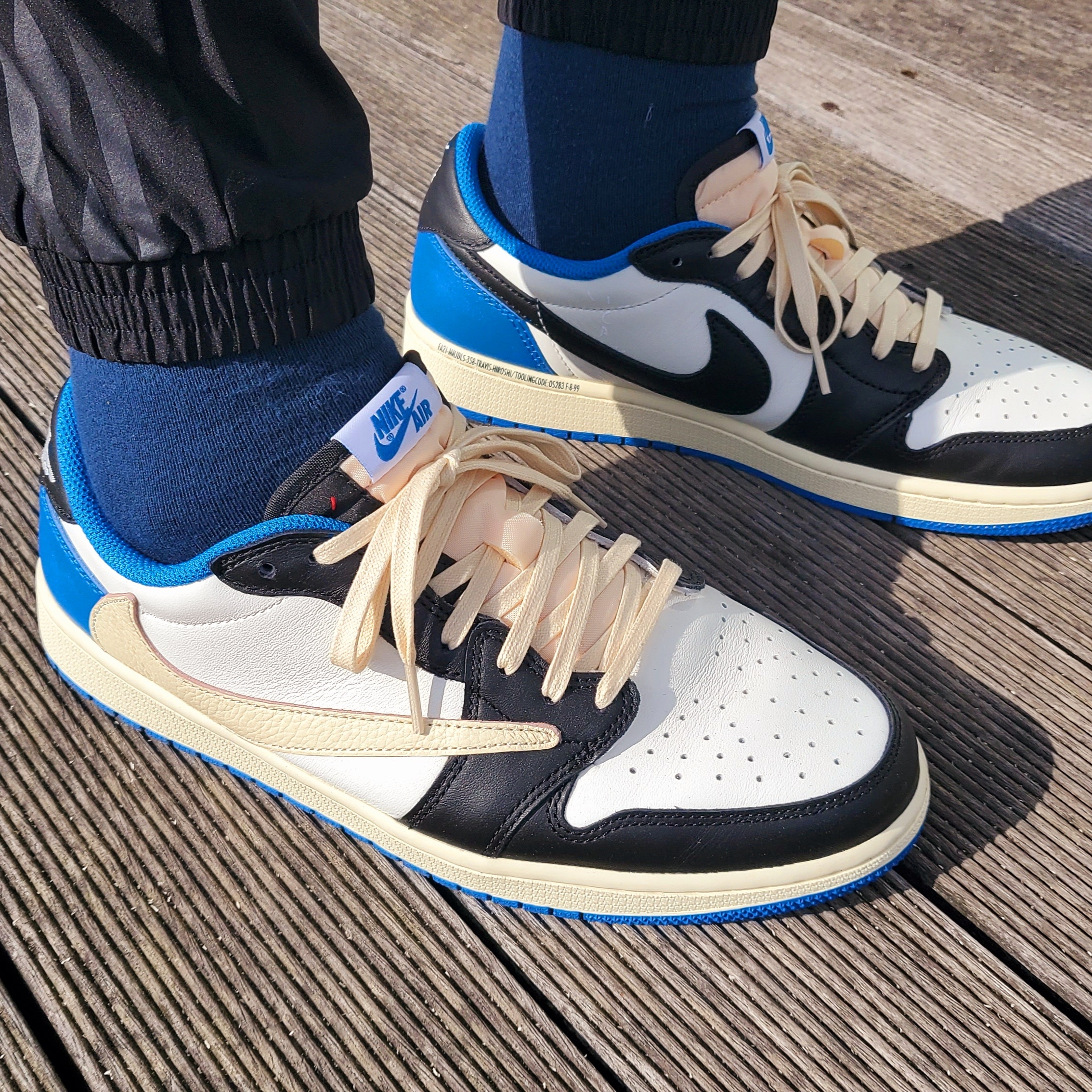 Jordan 1 x Travis Scott x Fragment Retro Low OG SP Military Blue 착용 스타일 - 3