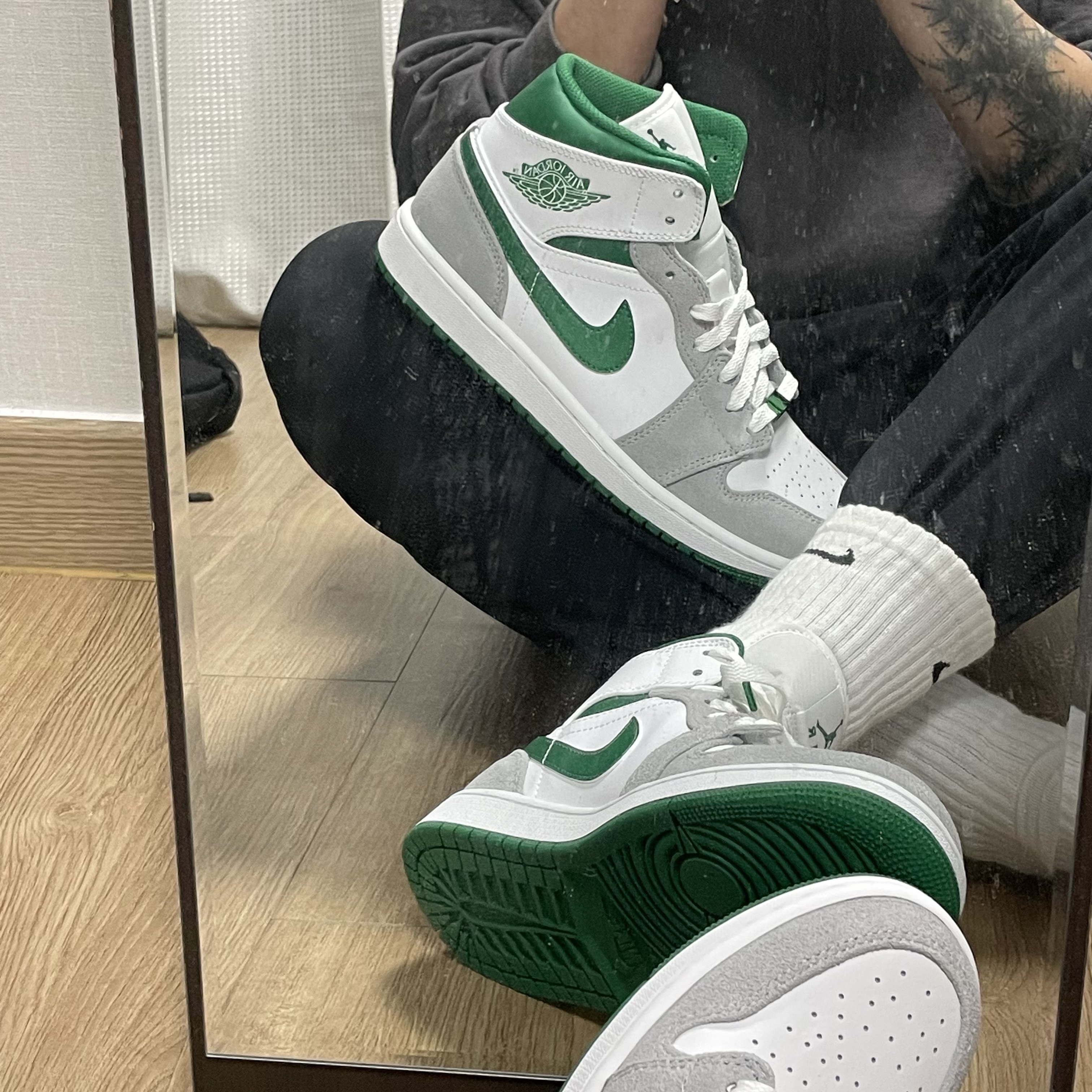 Jordan 1 Mid SE Pine Green Light Smoke Grey 착용 스타일