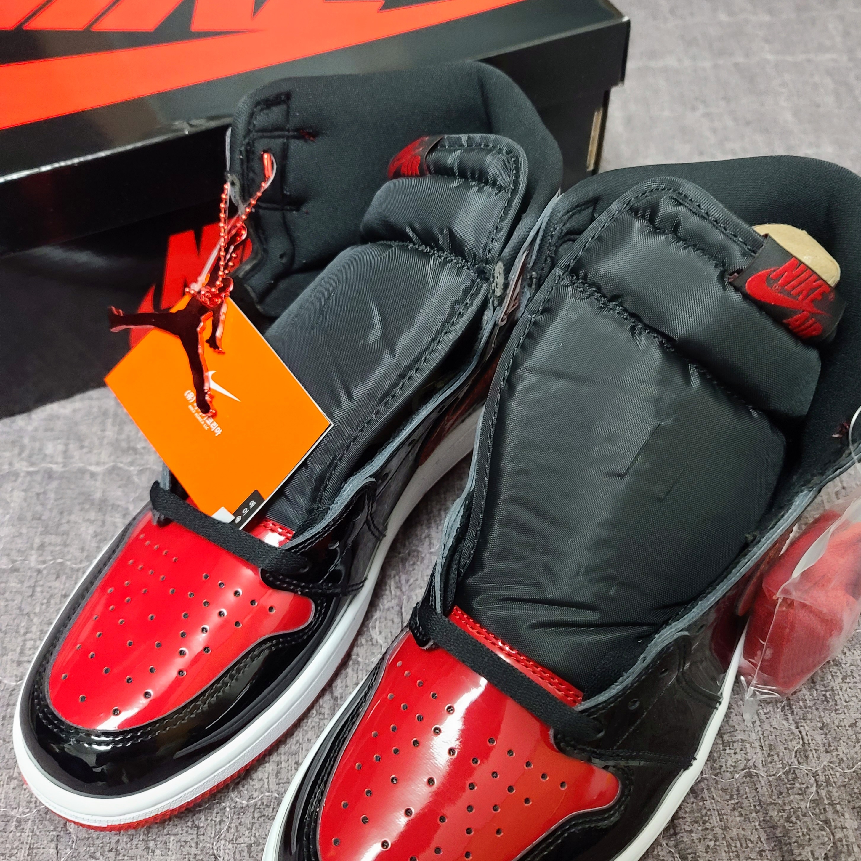 Jordan 1 Retro High OG Patent Bred 착용 스타일 - 3