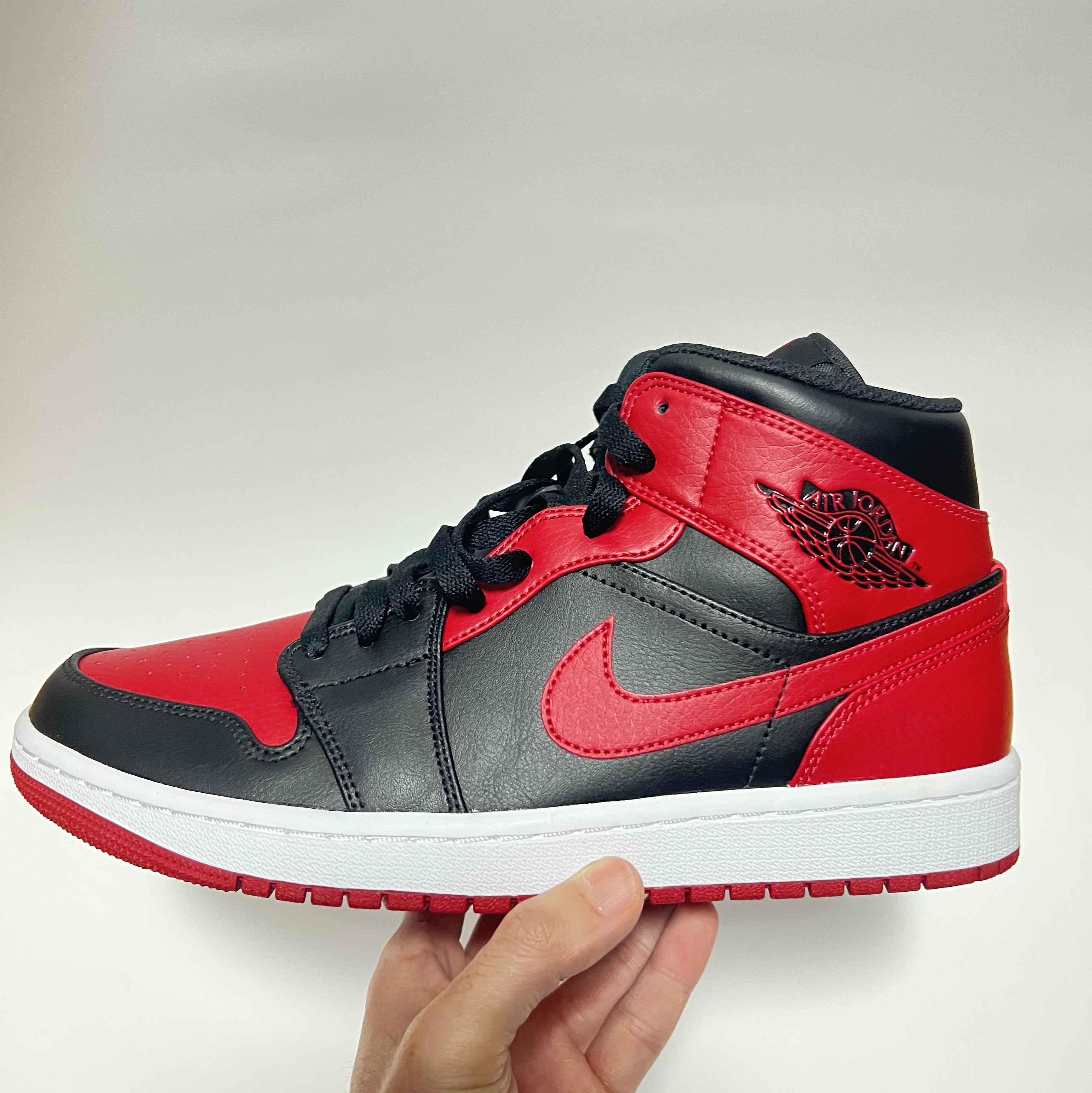 Jordan 1 Mid Bred Banned 2020 착용 스타일 - 1