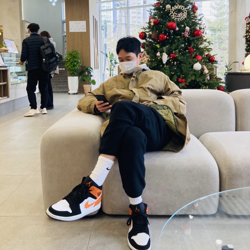 Jordan 1 Mid Shattered Backboard ์ฐฉ์ฉ ์คํ์ผ