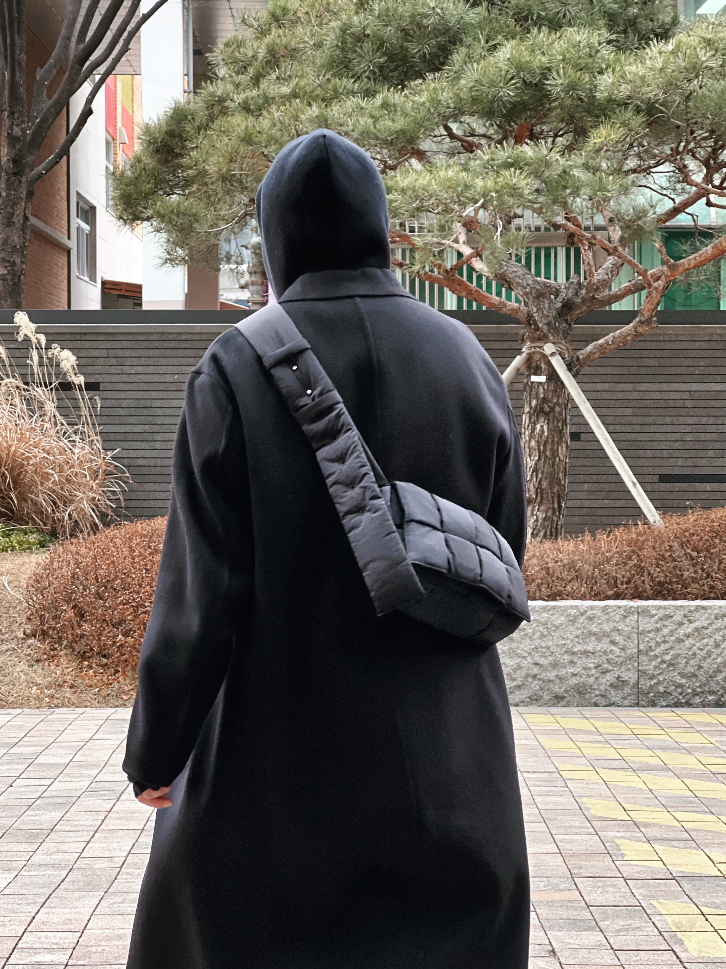 Bottega Veneta Padded Tech Cassette Black 착용 스타일 - 1