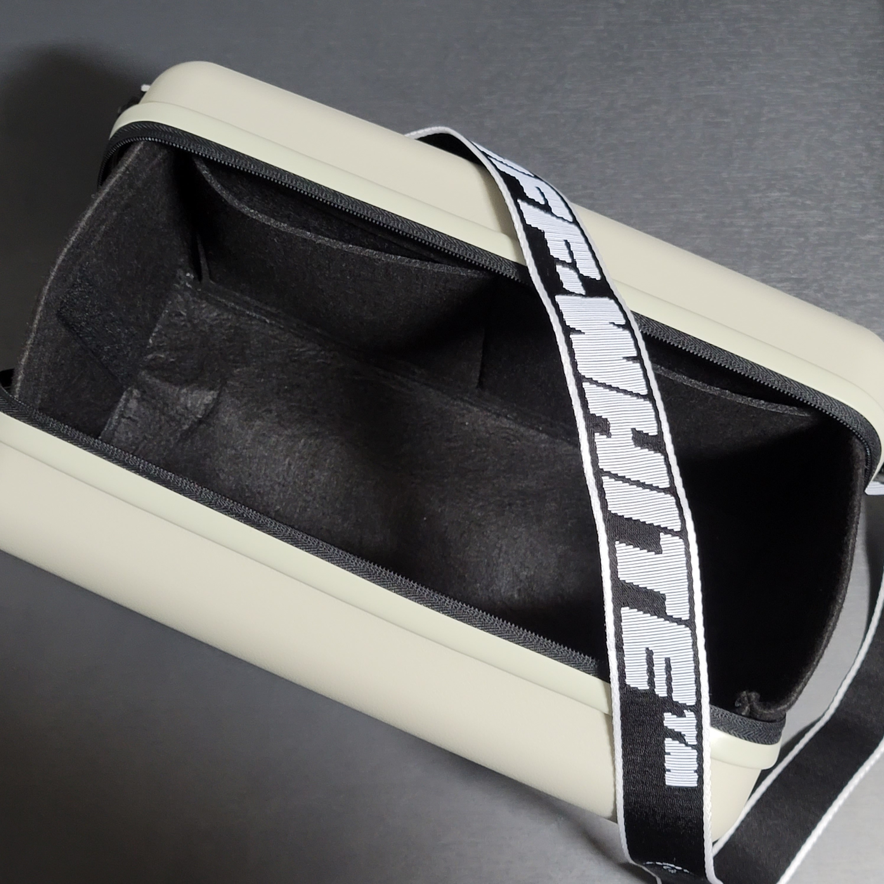 Off-White x Amore Pacific Protection Box (Without Cosmetics) 착용 스타일 - 2