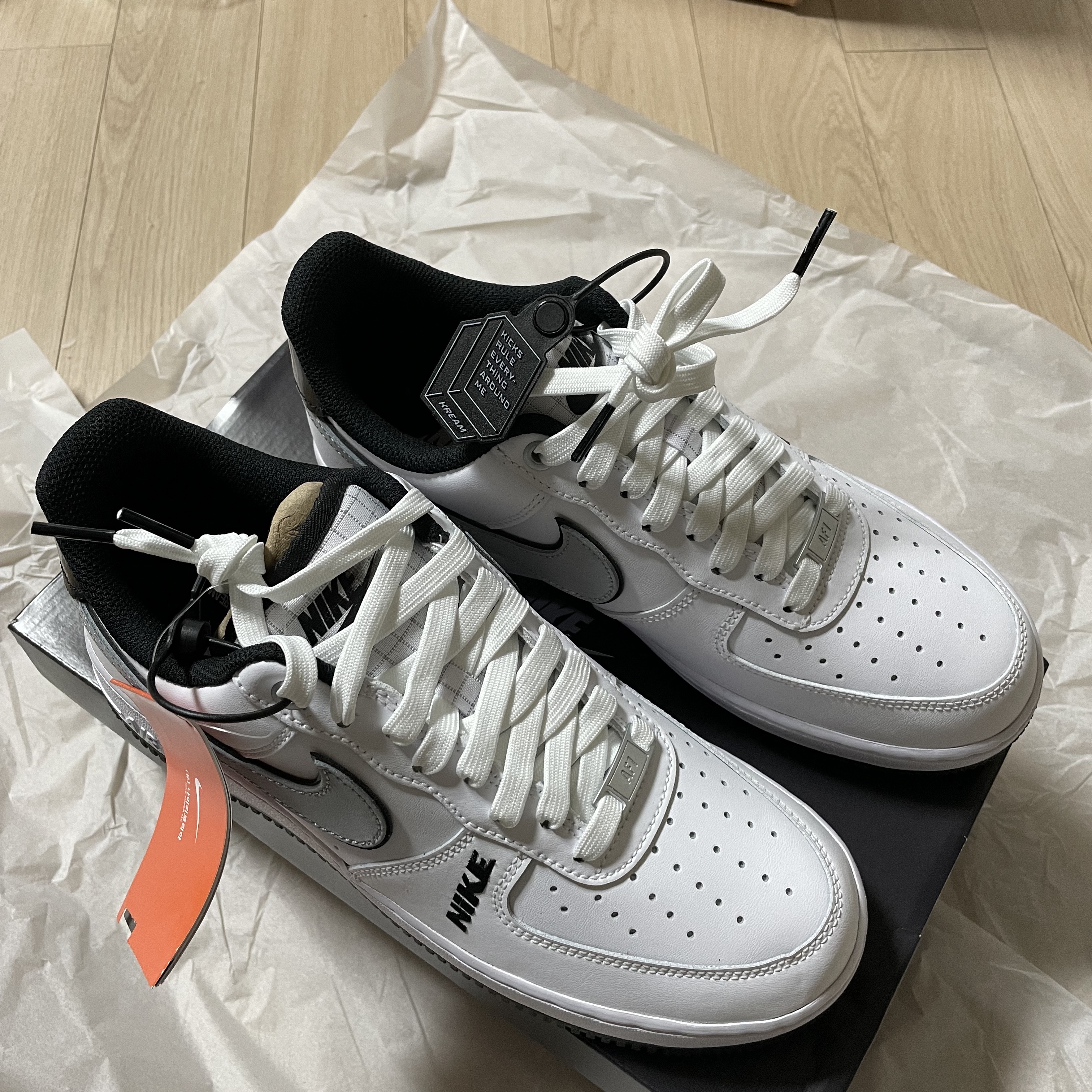 Nike Air Force 1 '07 LV8 White Black Wolf Grey 착용 스타일 - 2