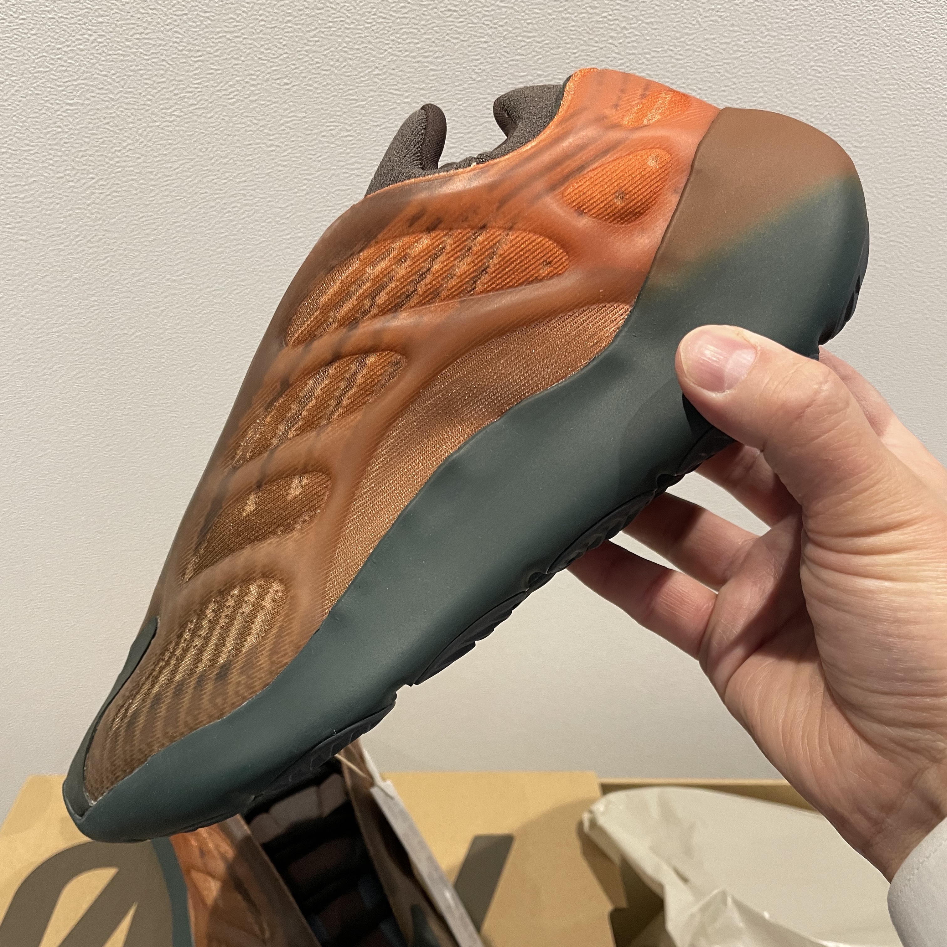 Adidas Yeezy 700 V3 Copper Fade 착용 스타일