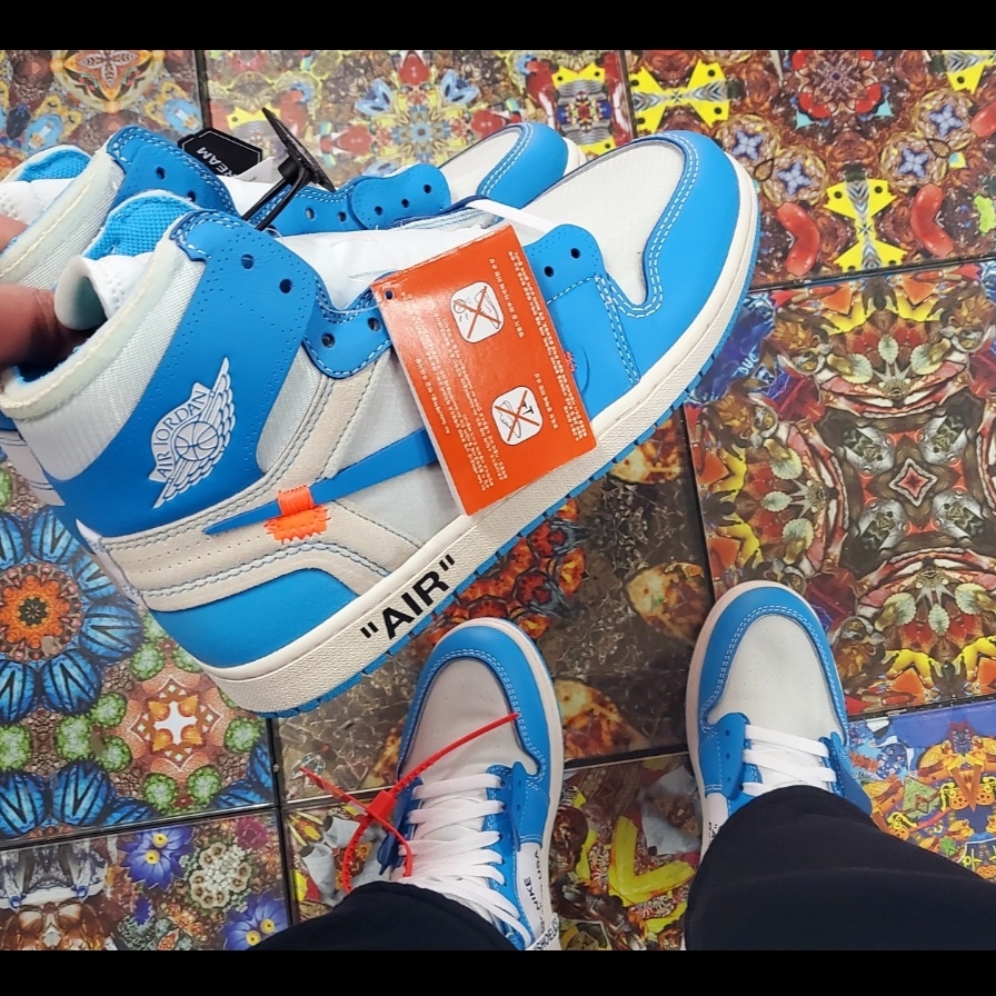 Jordan 1 x Off-White Retro High University Blue 착용 스타일 - 5