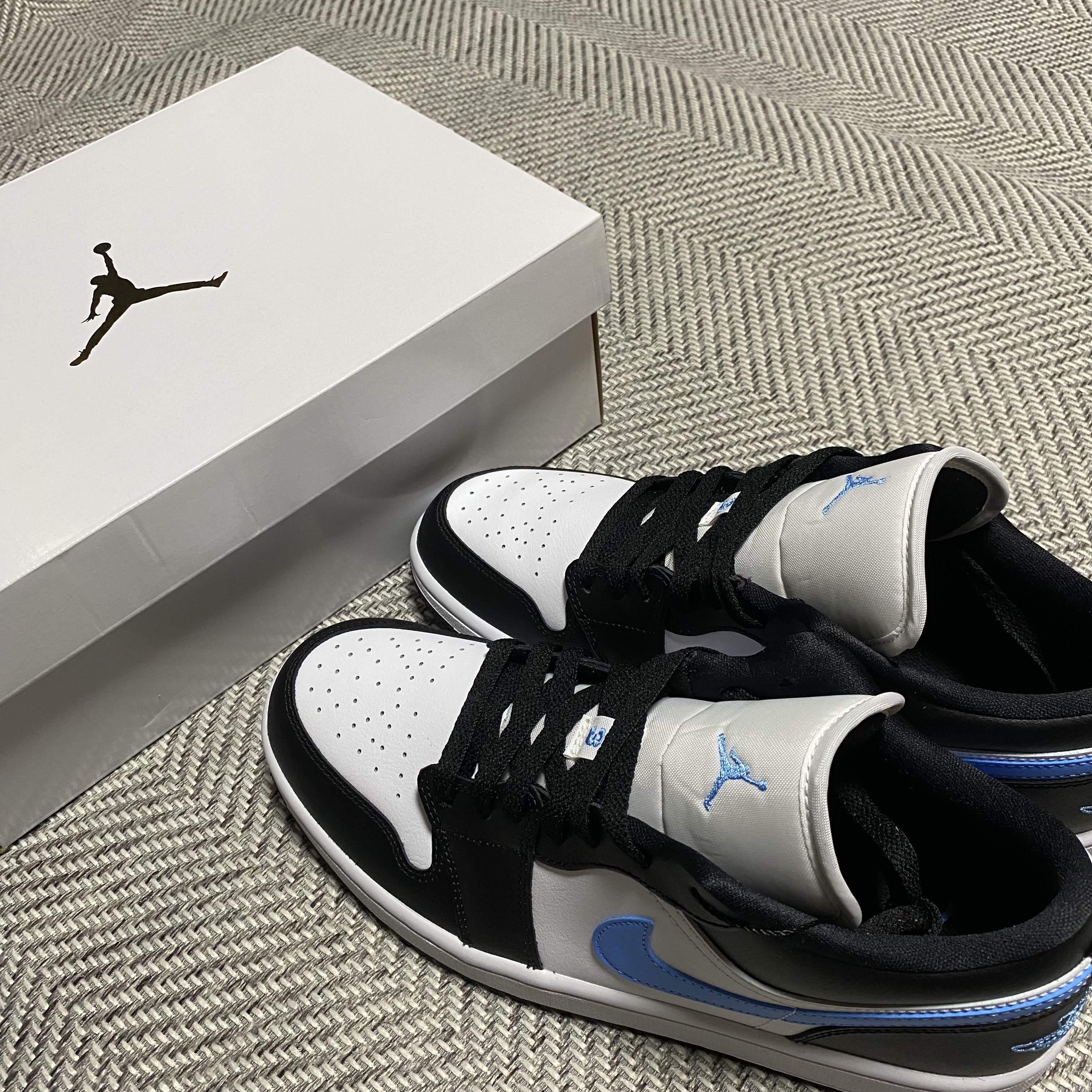 (W) Jordan 1 Low Black University Blue 착용 스타일 - 1