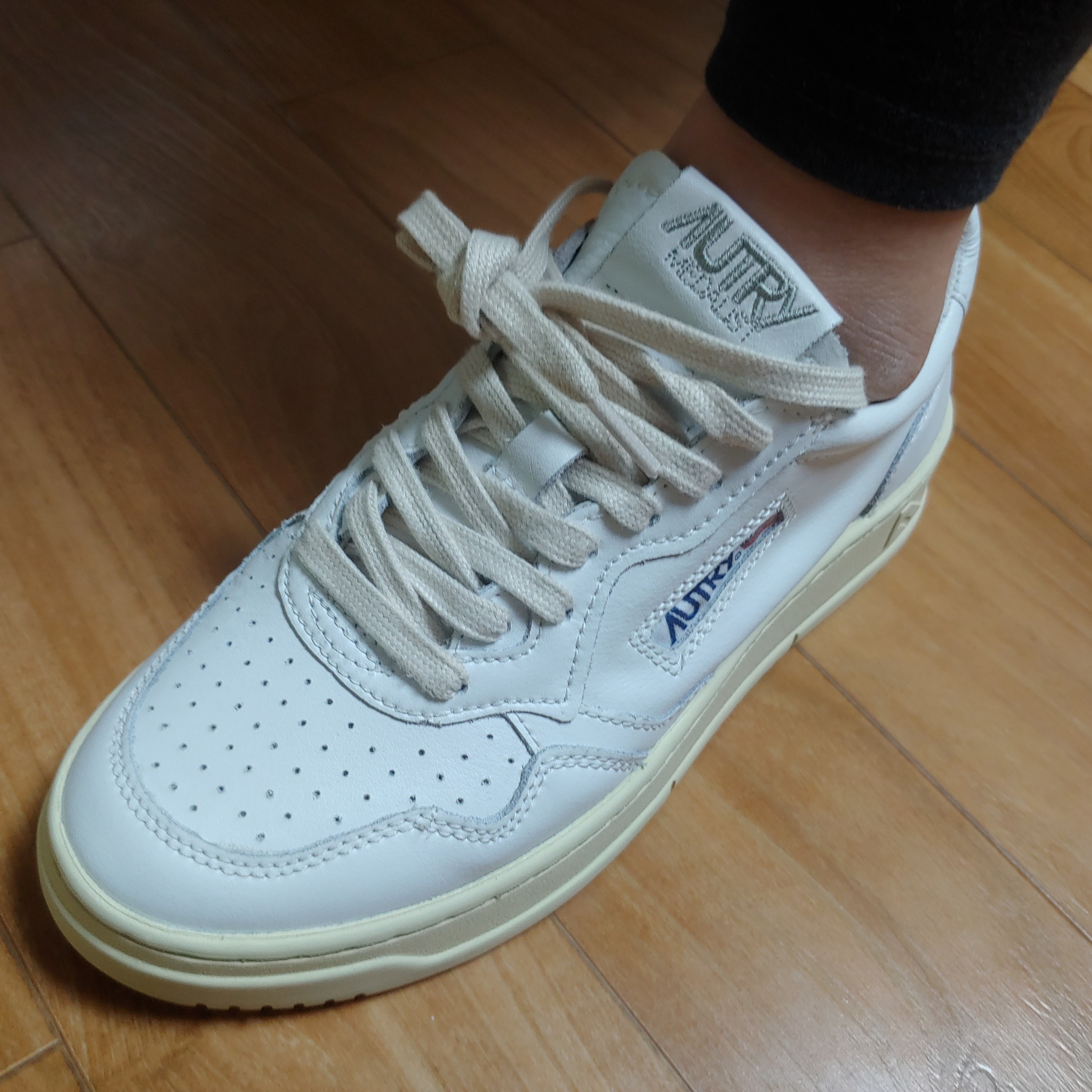 (W) Autry Medalist Low Leather Sneakers White 착용 스타일 - 4