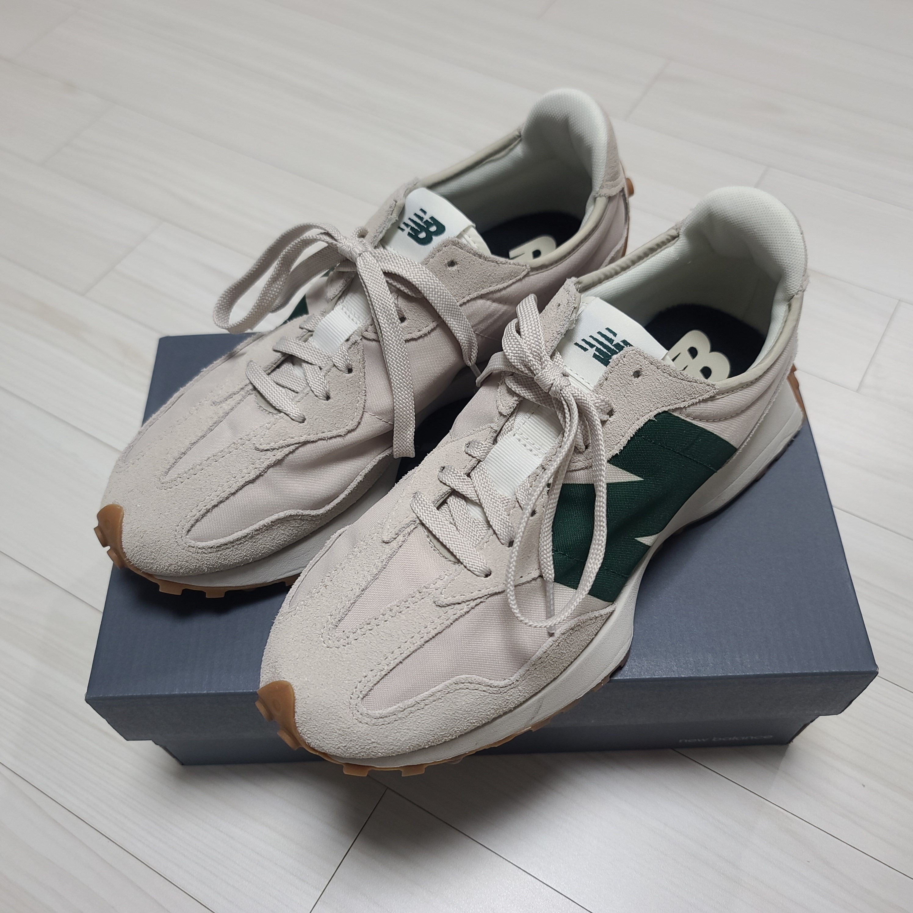 New Balance 327 Timberwolf 착용 스타일