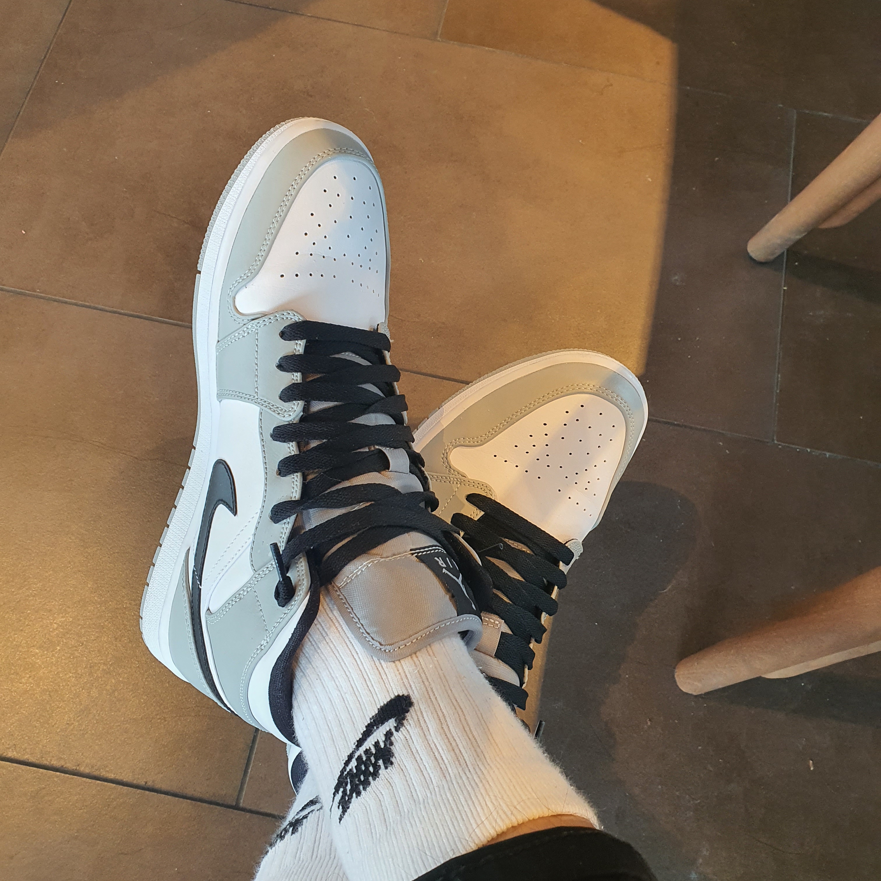 Jordan 1 Mid Light Smoke Grey 착용 스타일 - 2