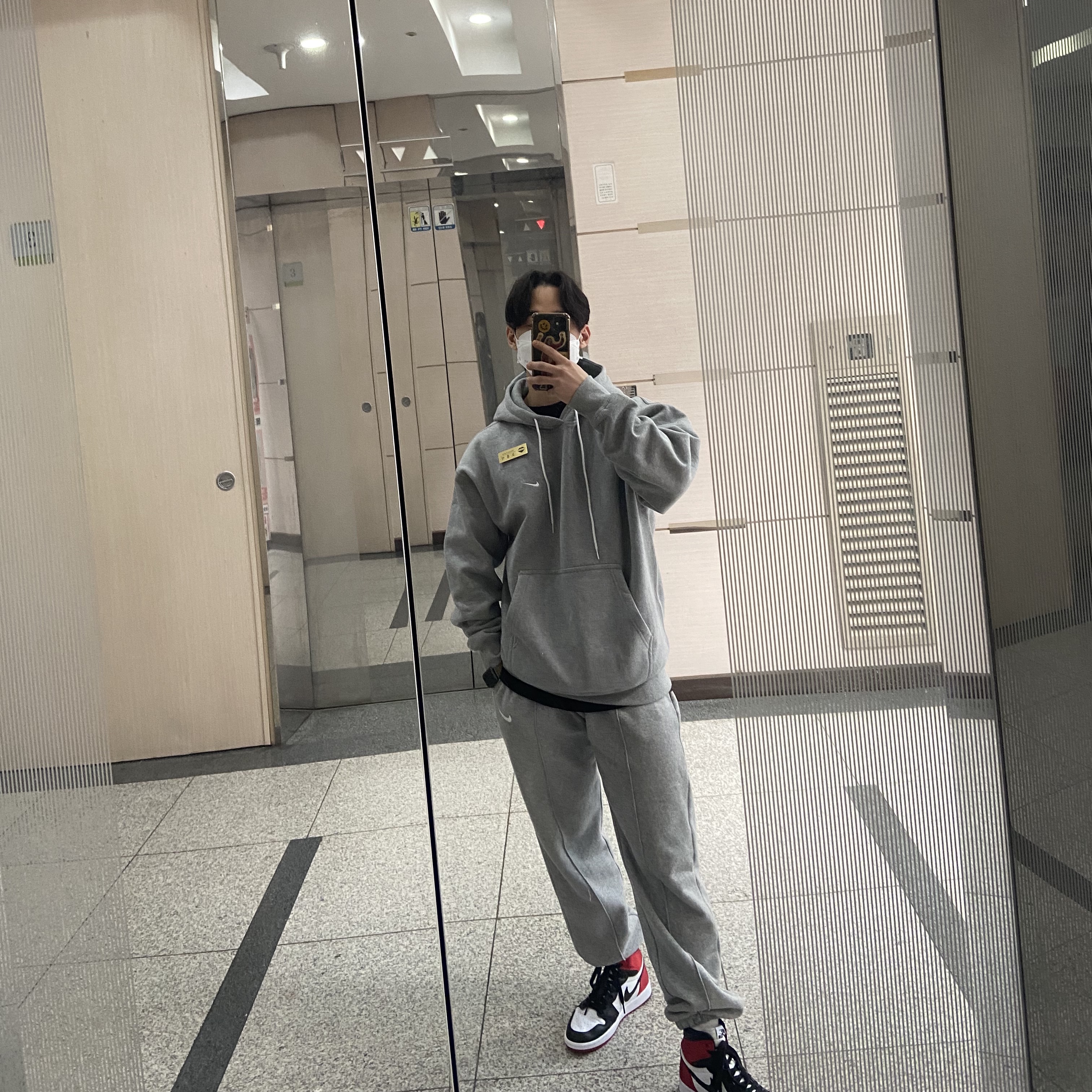 (W) Jordan 1 Retro High Satin Black Toe, Nike NRG Solo Swoosh Fleece Hoodie Dark Grey Heather - Asia 착용 스타일 - 1