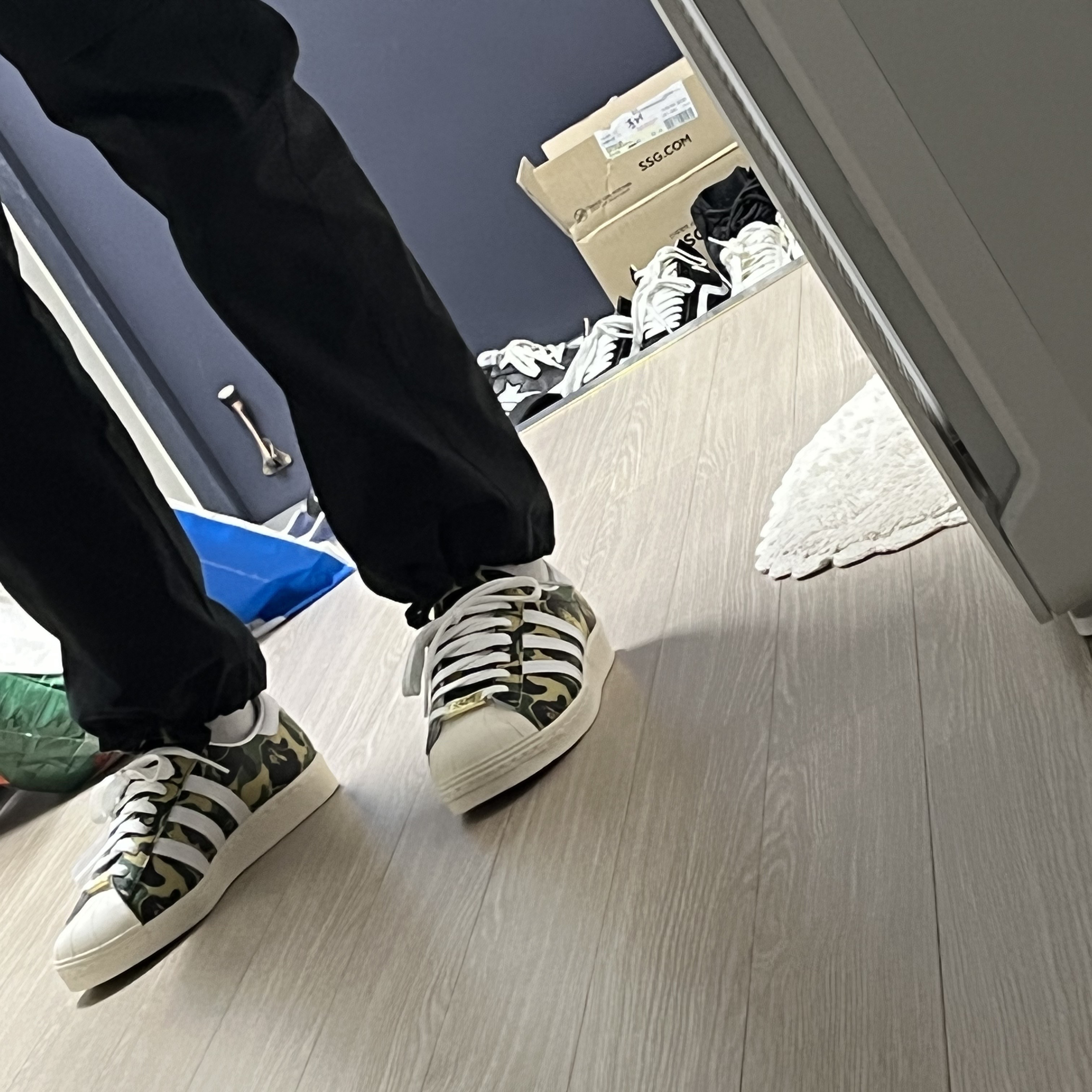 Adidas x BAPE Superstar 80s Green Camo 착용 스타일 - 2
