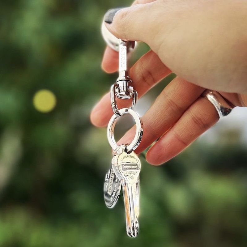 Supreme x Tiffany & Co. Return to Tiffany Heart Knife Keyring Silver - 21FW, Supreme x Tiffany & Co. Box Logo T-Shirt White - 21FW 착용 스타일 - 3