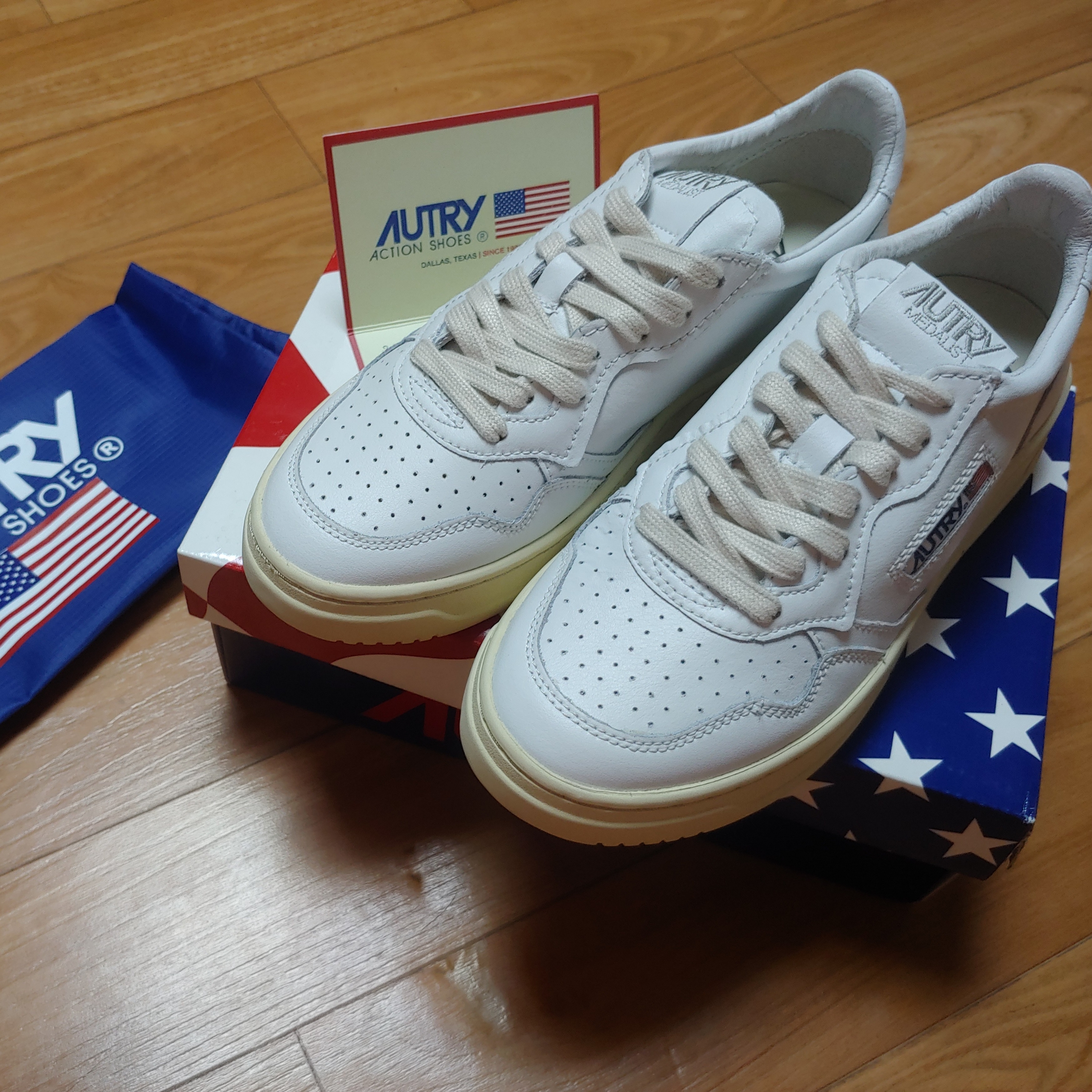 (W) Autry Medalist Low Leather Sneakers White 착용 스타일 - 1