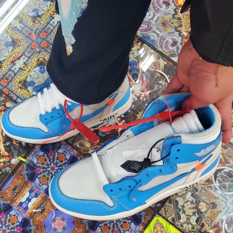 Jordan 1 x Off-White Retro High University Blue 착용 스타일 - 2